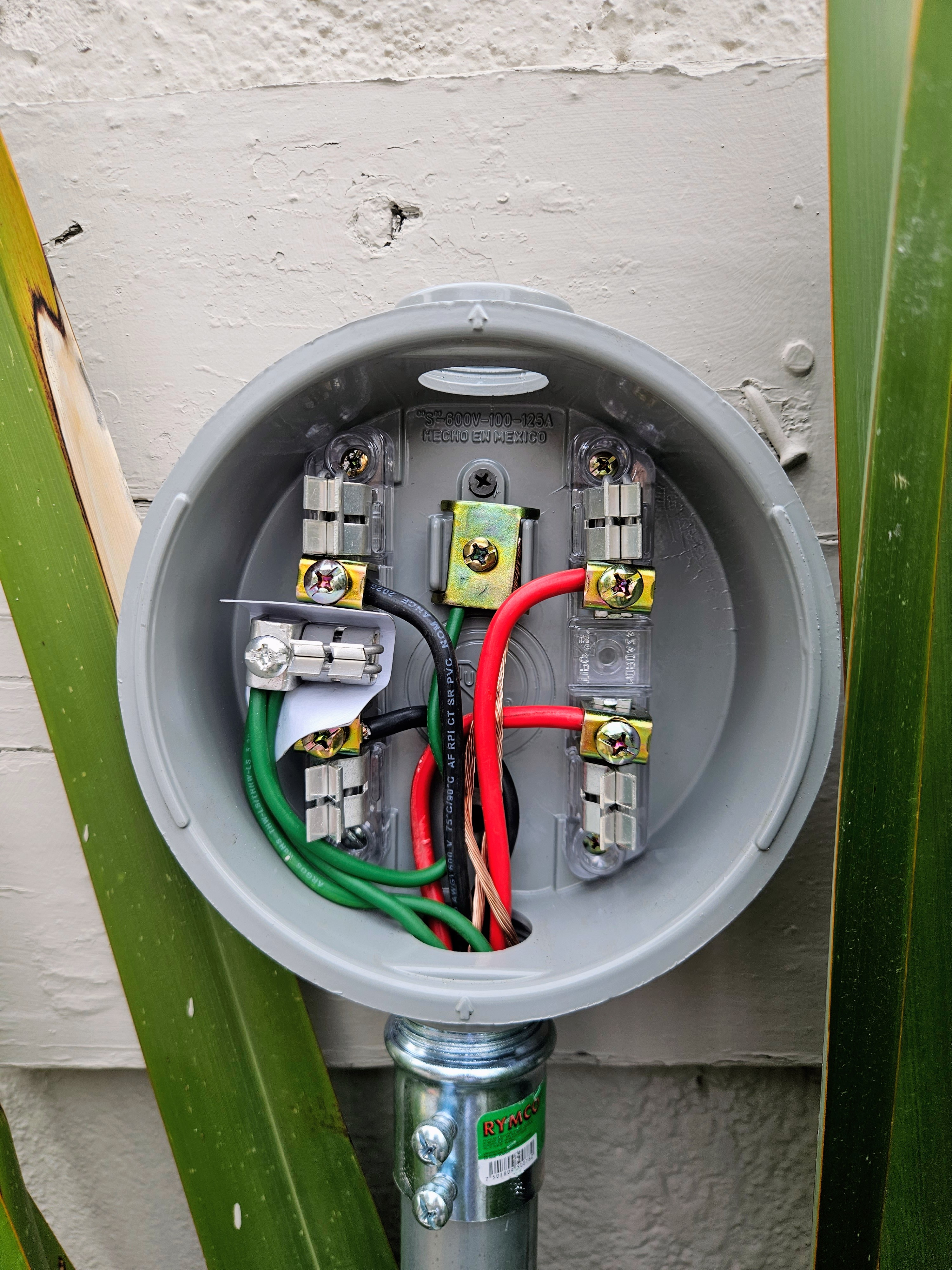 Base de medidor IUSA cableada con conductores ARGOS del calibre adecuado, identificados por color y organizados conforme a la normativa eléctrica.