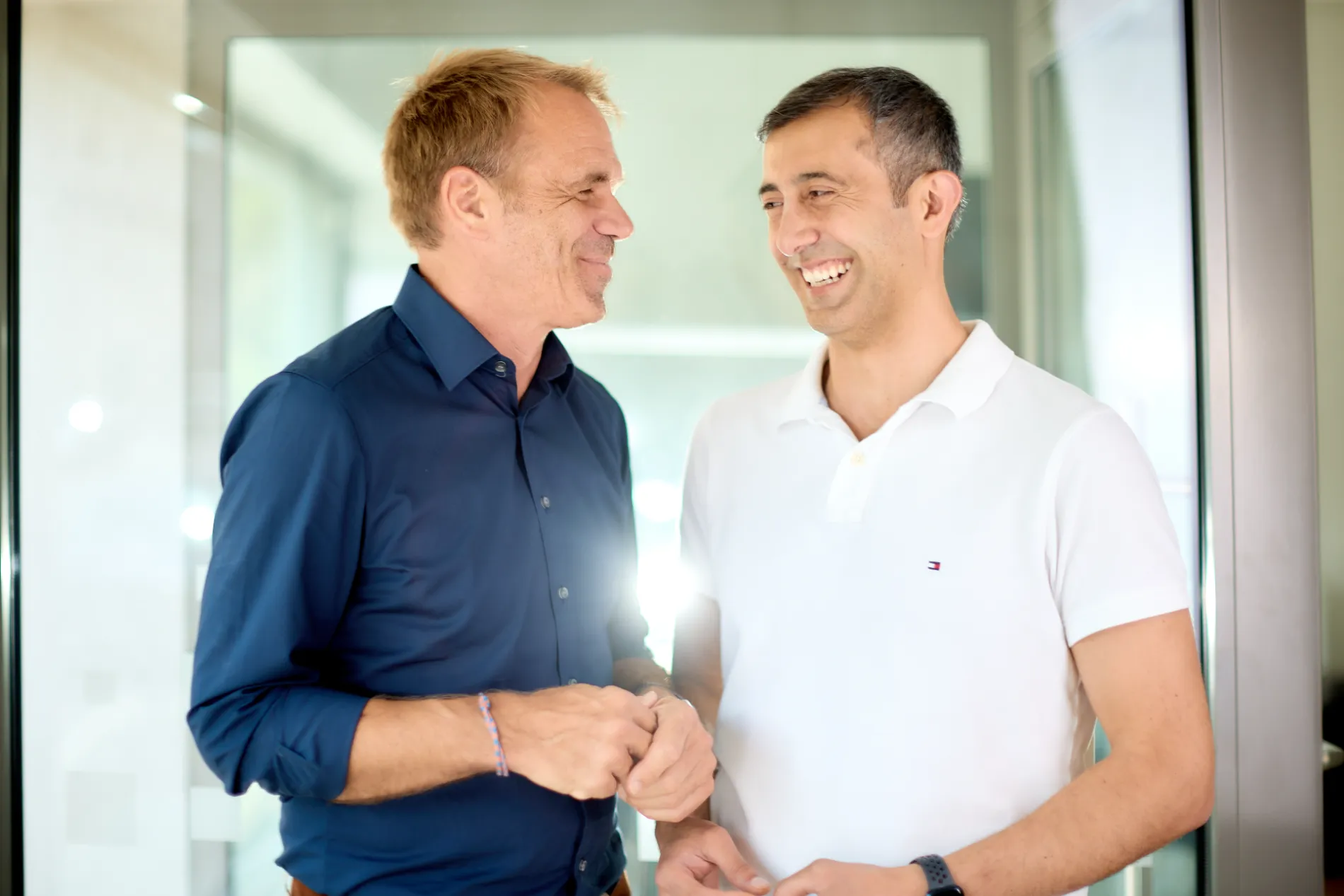 Jan Schmidt im Coaching-Gespräch mit einem Zahnarzt – DentalTrainer