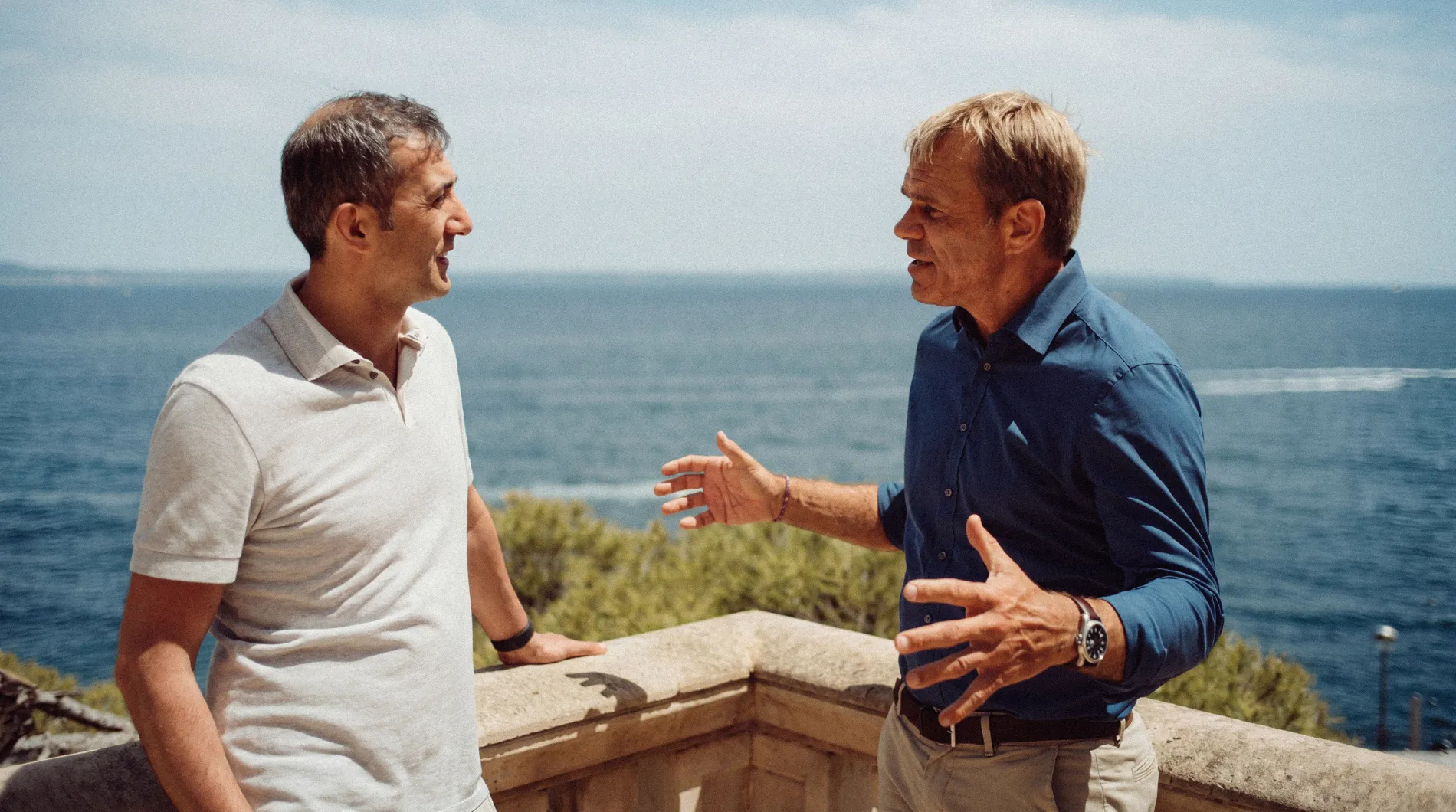 Jan Schmidt spricht auf Mallorca mit Dr. Jason Inan aus Heilbronn