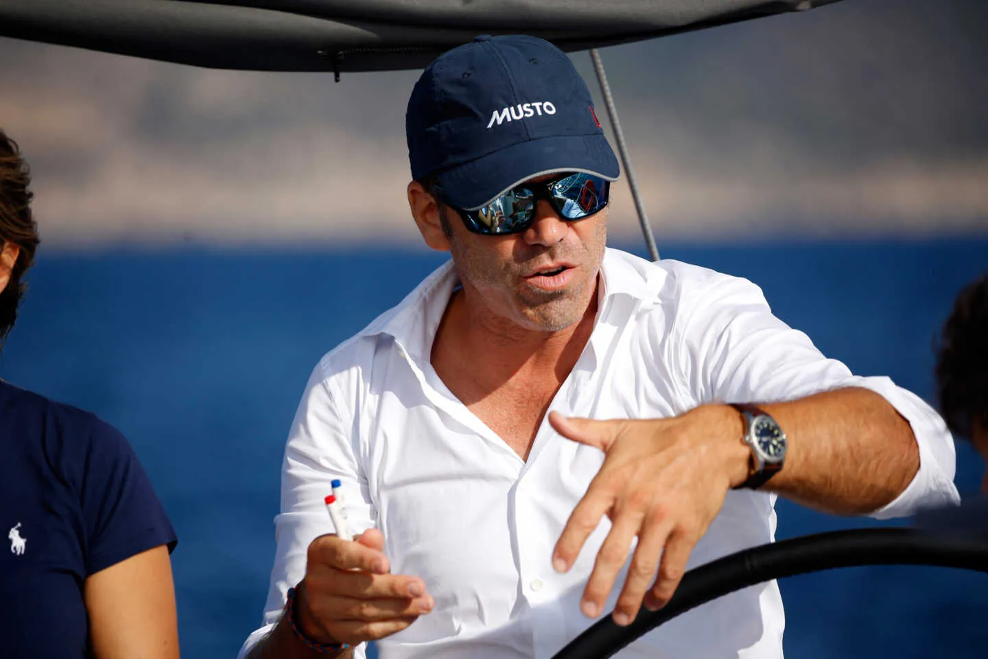 Jan Schmidt als Schiffsführer am Steuer seiner Segelyacht – Royal Yachtmaster und DentalTrainer