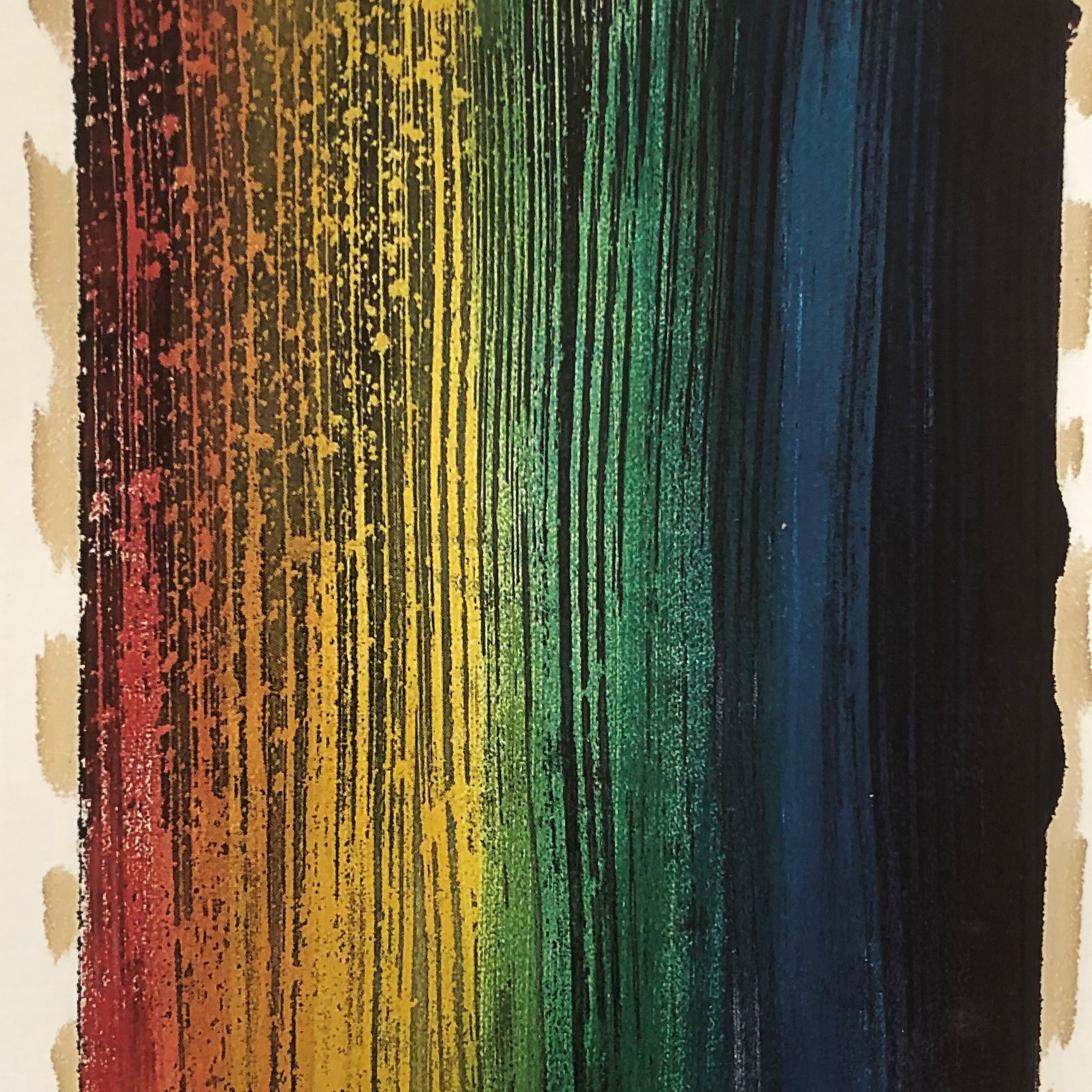 Vertikale Pinselstriche in verlaufenden Regenbogenfarben von Rot über Gelb und Grün bis Blau und Schwarz auf hellem Hintergrund.