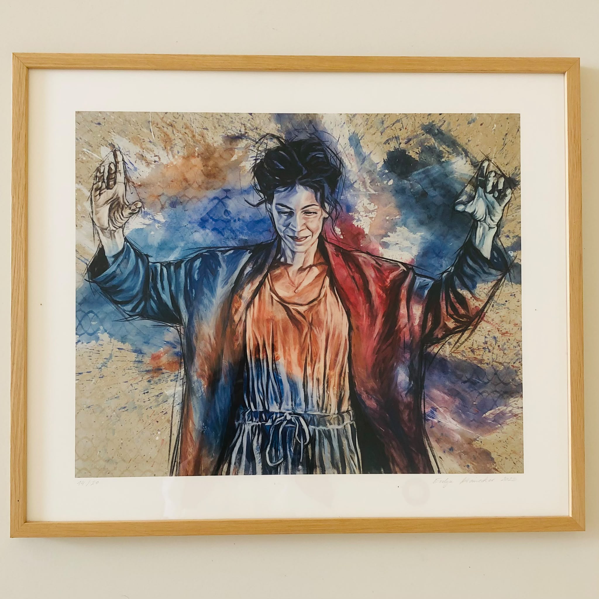 Gemälde einer Frau mit ausgebreiteten Armen vor einem farbigen abstrakten Hintergrund, von Evelyn Kreinecker in der Park Galerie Buchkirchen von Petuscha Schopper