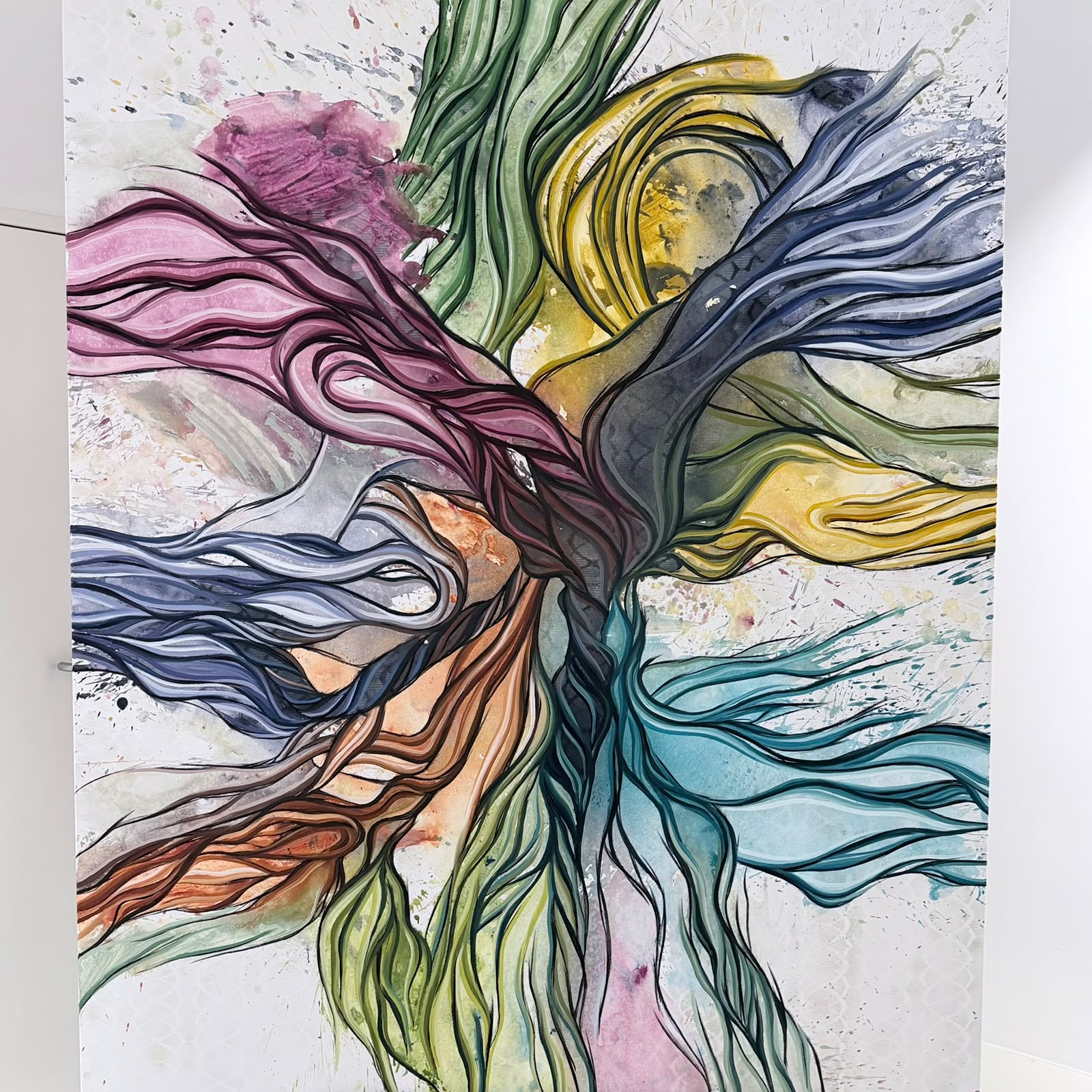 Abstraktes Gemälde mit ineinanderfließenden, wellenförmigen Linien in verschiedenen Farben wie Pink, Grün, Gelb, Blau und Orange auf einem weißen Hintergrund mit Farbspritzern  in der PARK GALERIE Buchkirchen bei Wels mit Petuscha (Peti) Schopper.