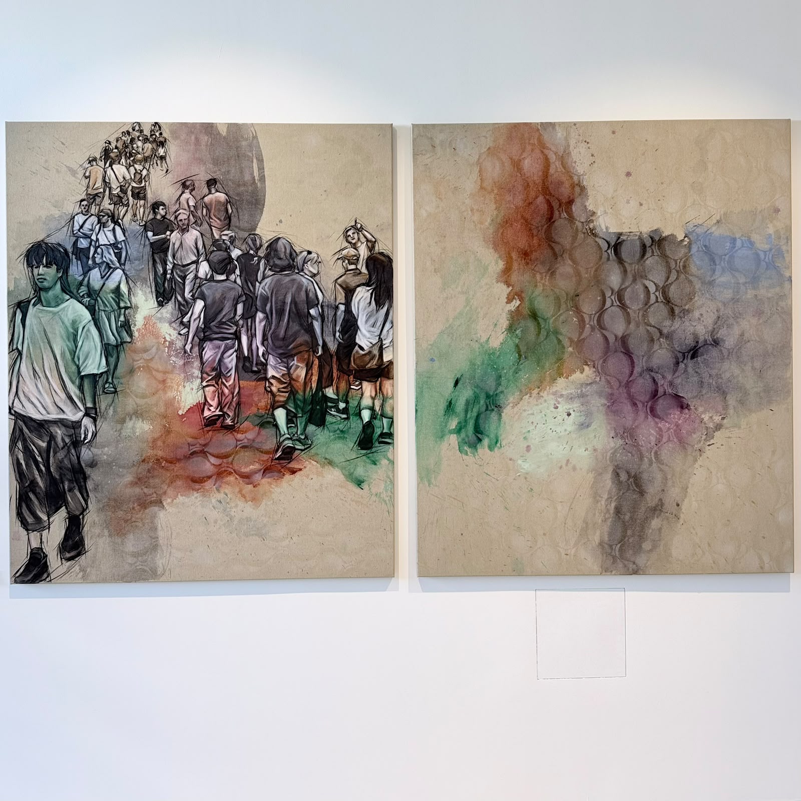 Zwei nebeneinander hängende Kunstwerke: Links eine Zeichnung zahlreicher Menschen, die in einer Schlange stehen, mit Farbspritzern in Rot, Grün und Orange; rechts ein abstraktes Bild mit farbigen Flecken in Grün, Rot, Violett und Blau sowie kreisförmigem Muster auf beigefarbenem Hintergrund  in der PARK GALERIE Buchkirchen bei Wels mit Petuscha (Peti) Schopper.