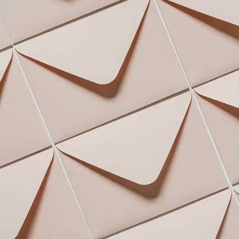 Motif de plusieurs enveloppes blanches alignées en motif répétitif.