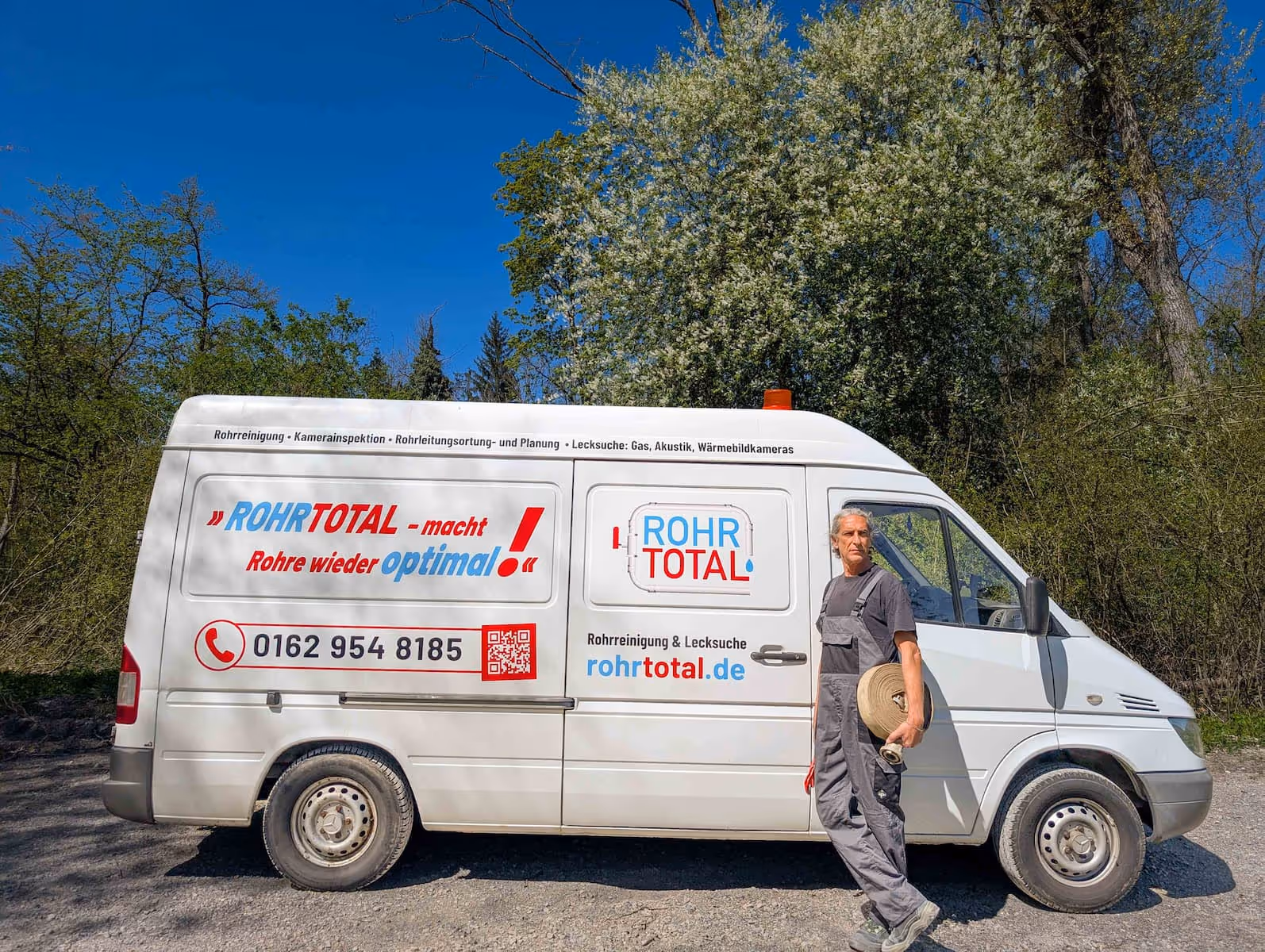 Grisha Stelzmann vor Seinen Rohrreinigungsfahrzeug von der Firma RohrTotal aus Dietenheim nähe Ulm