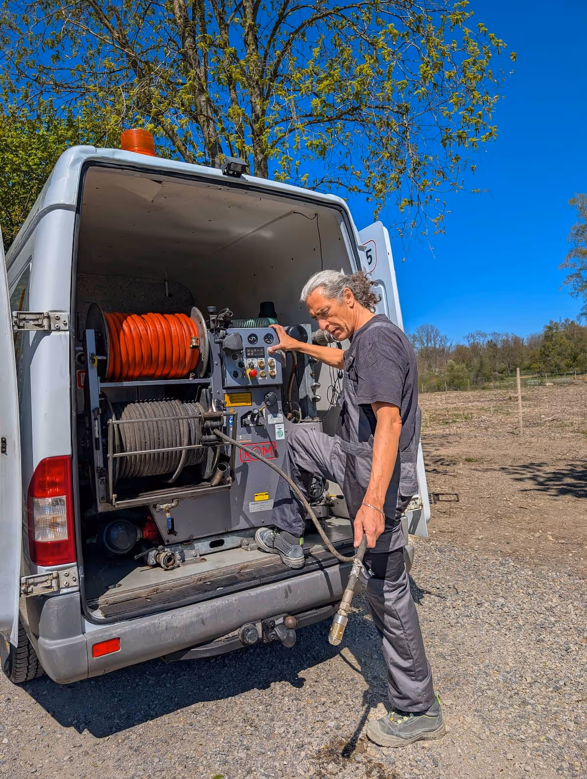 Foto von RohrTotal beim Rohrreinigen vor deren Fahrzeug