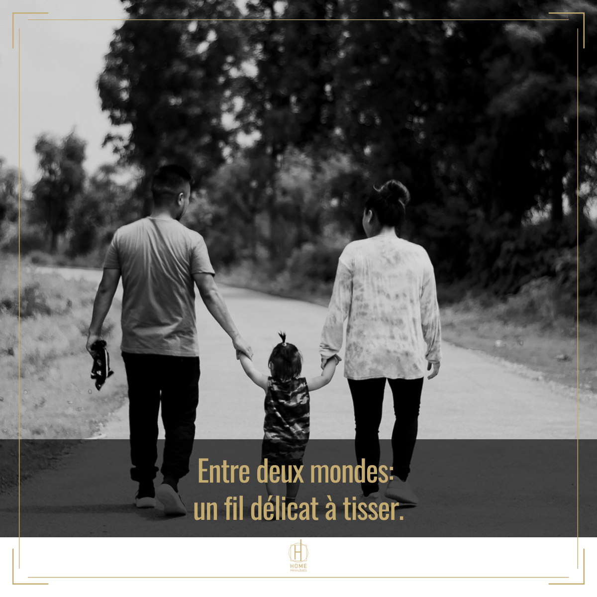publication LinkedIn avec une famille dans un parc, noir blanc et dorée