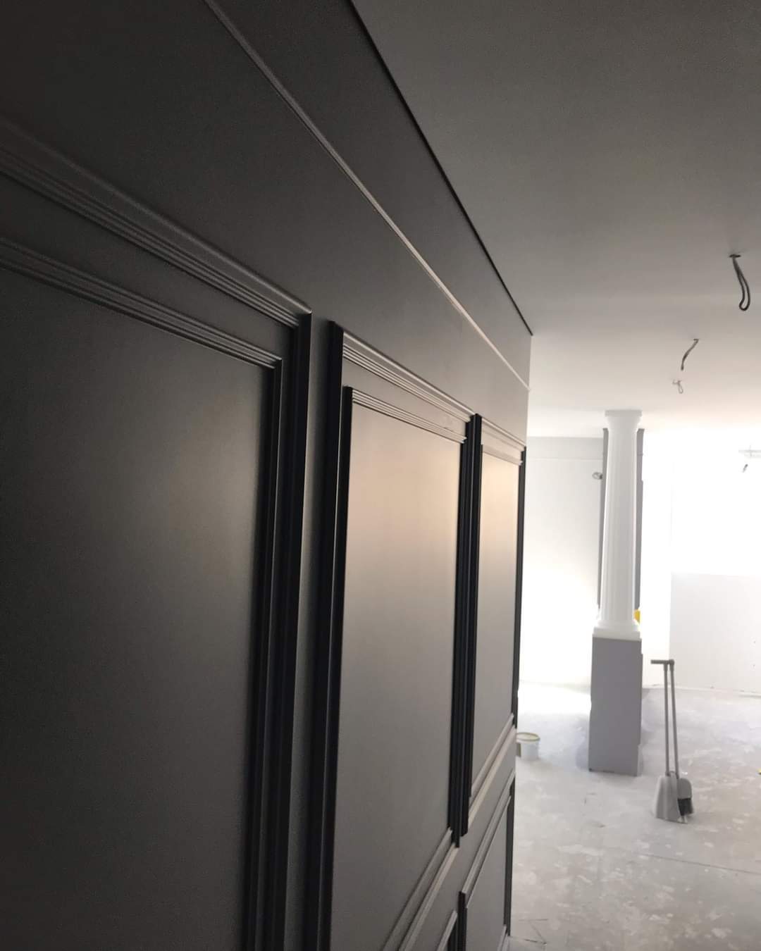 Moderne Wandgestaltung dunkel – hochwertige Malerarbeiten Innen