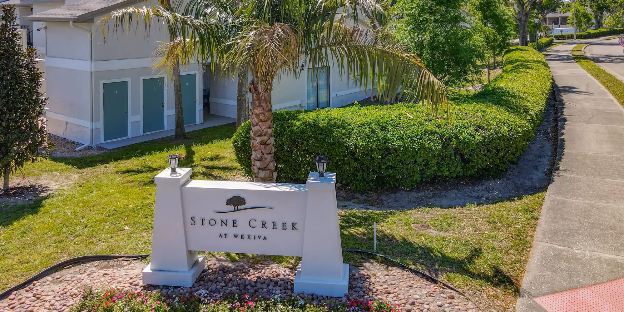 Leasing sign outside