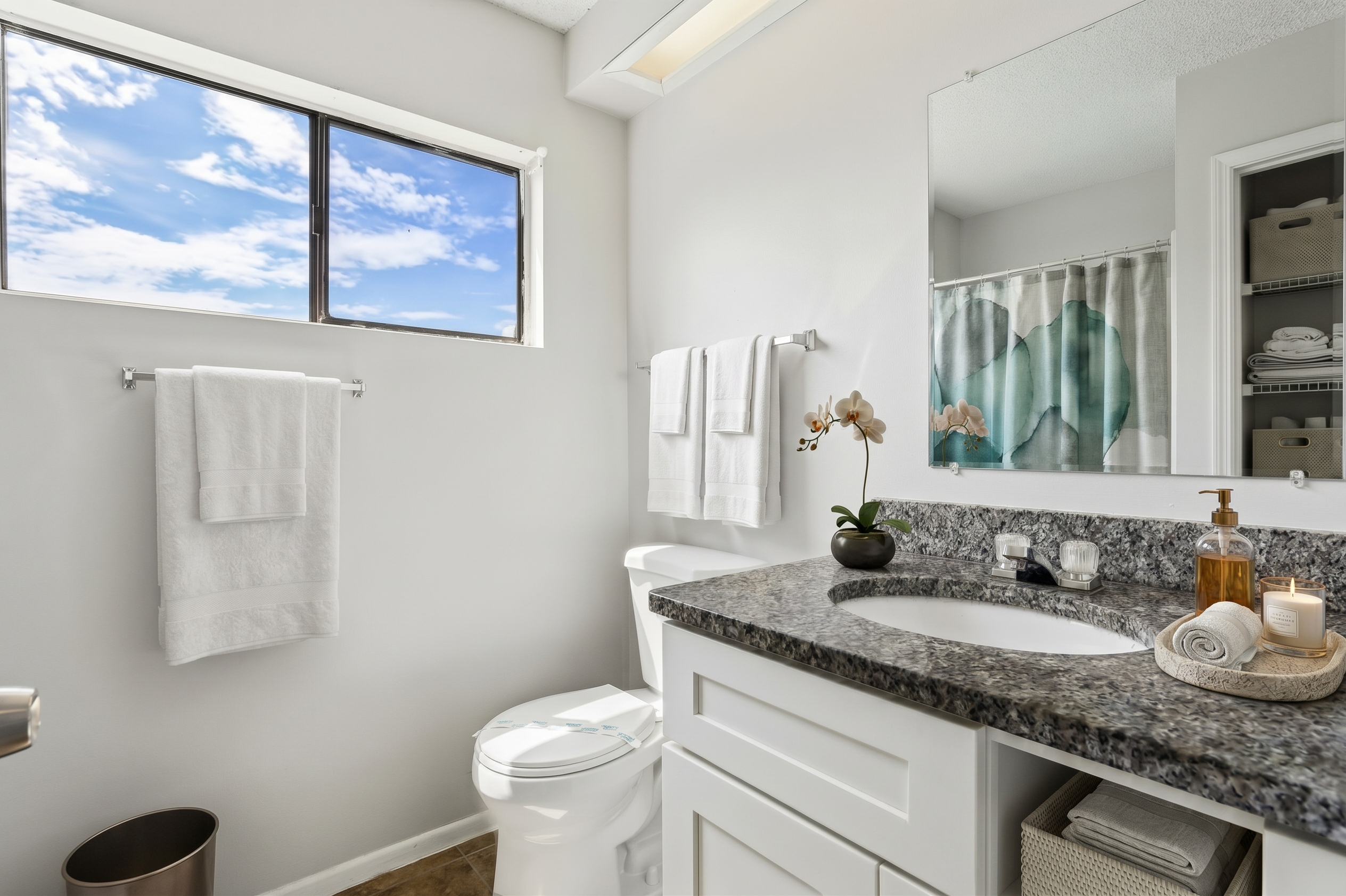 bathroom with shower curtain and towels