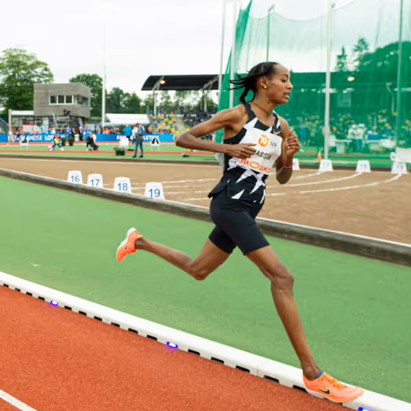 Sifan Hassan in black and white running during 10.000m FBK Games in Henglo