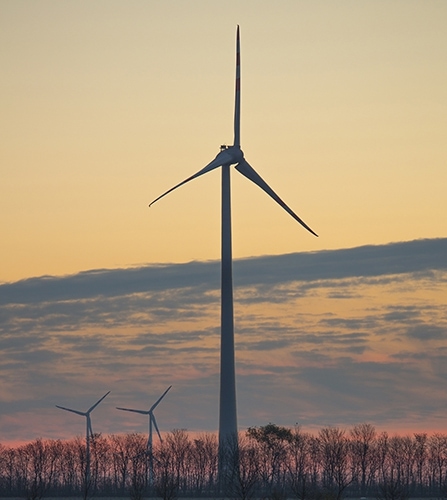 Windkraftanlage des Windparks Trautmannsdorf Nord in offener Landschaft.