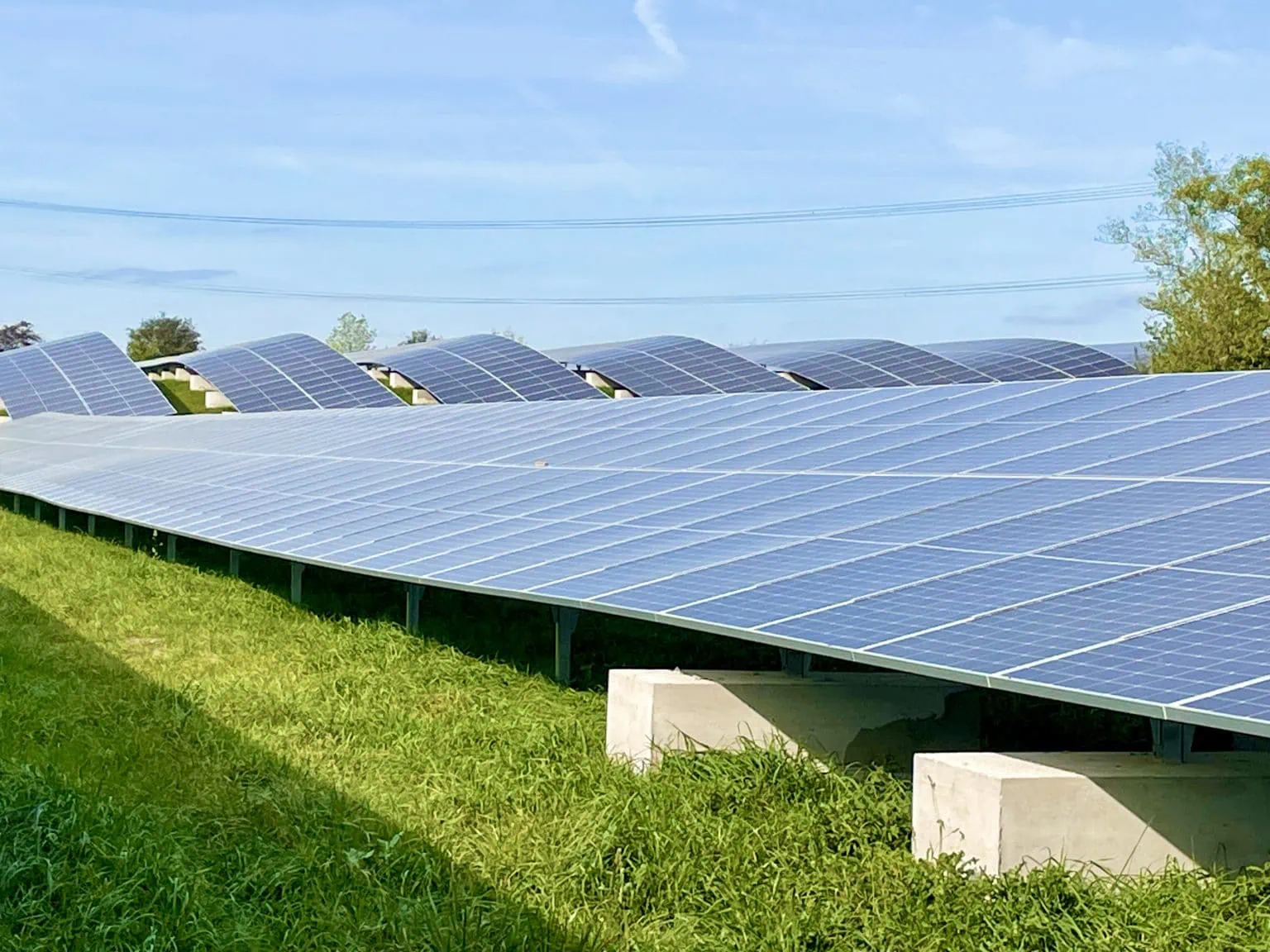 Reihen von Photovoltaikmodulen der Anlage Atzenbrugg auf der Deponiefläche in Trasdorf.