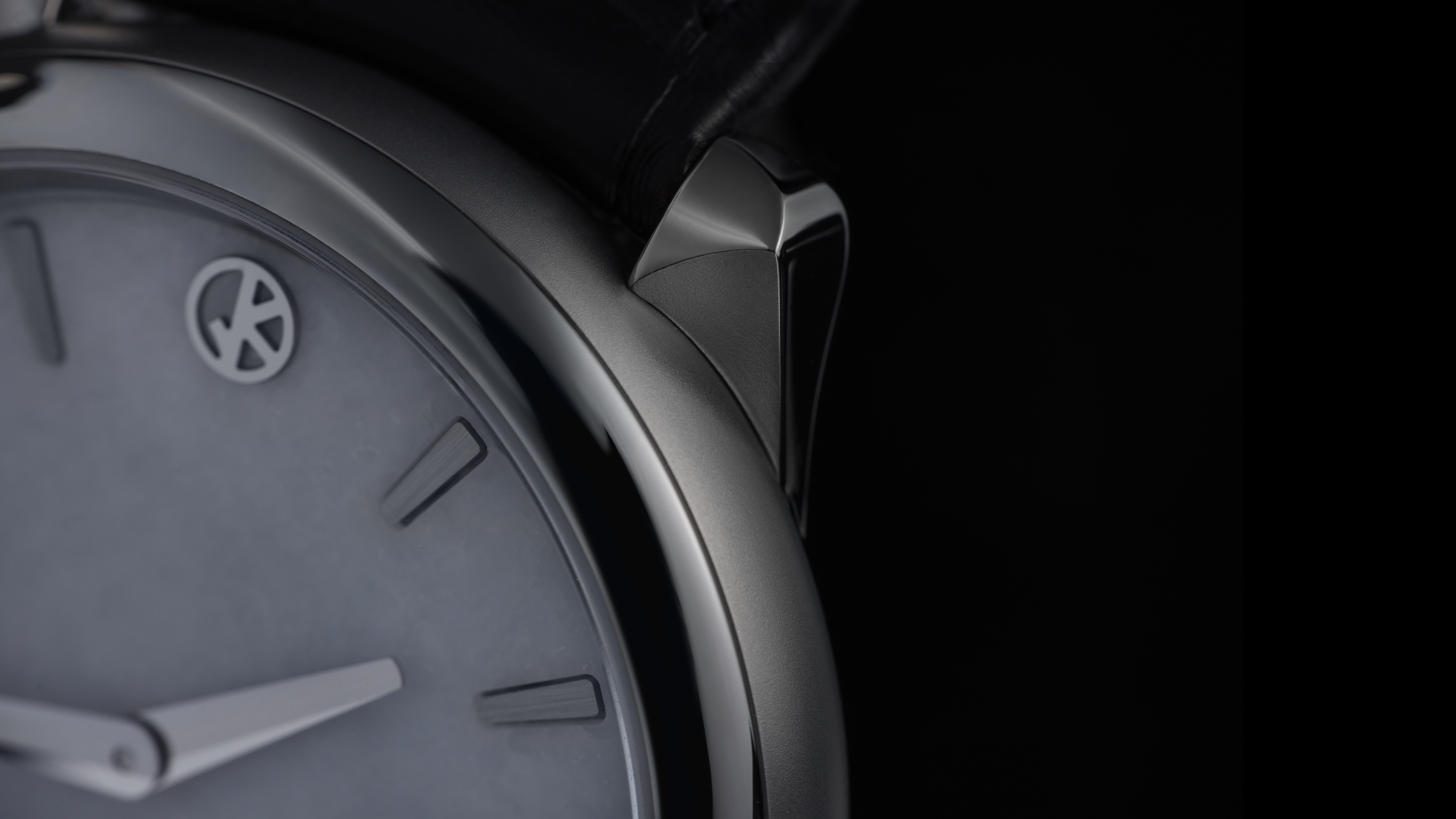 Detail of the GKO DROP² White Raw Quartzite dial and case flank with polished lug