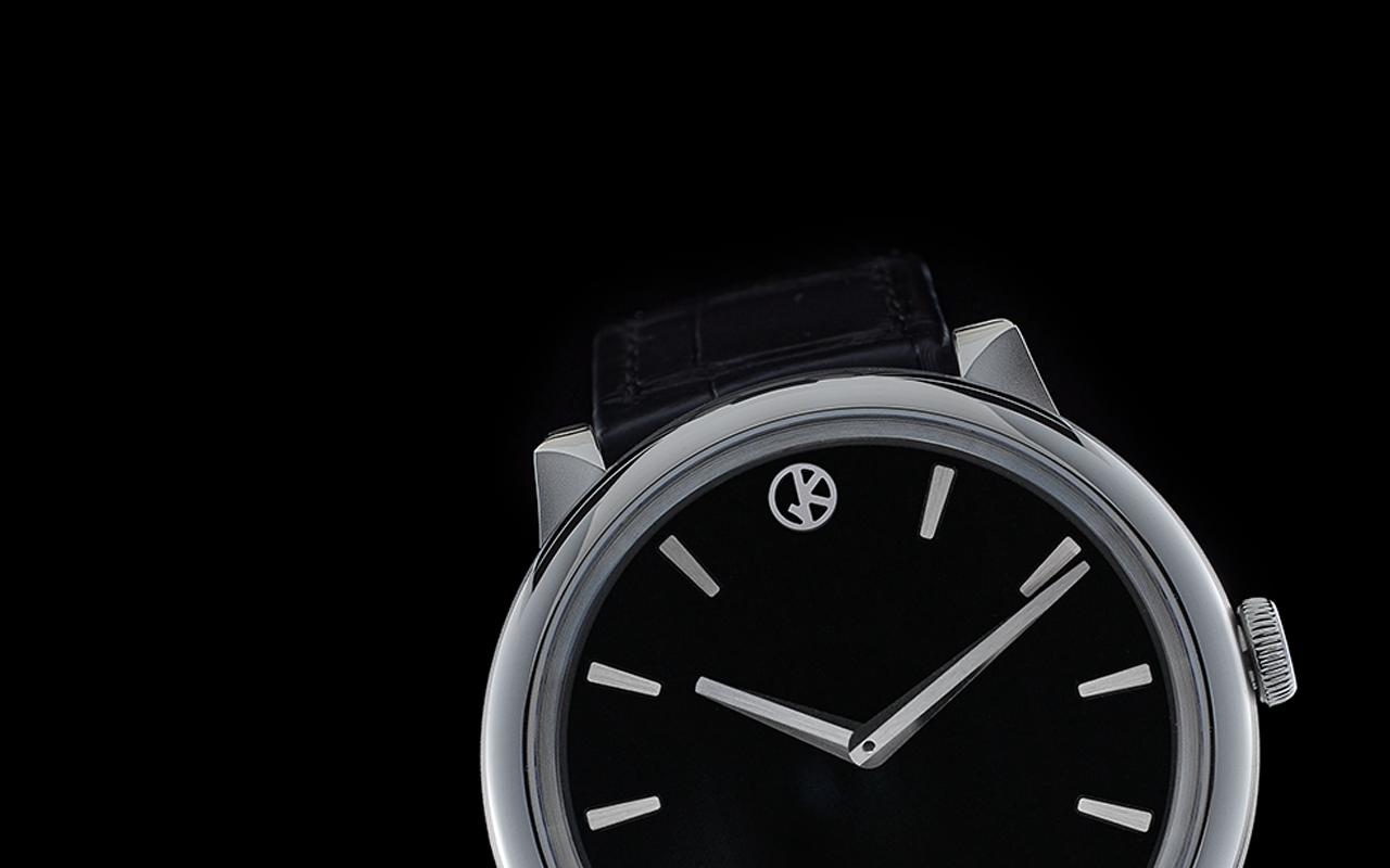 Detail of the GKO DROP² Black Onyx dial, uniform black onyx surface with applied indexes