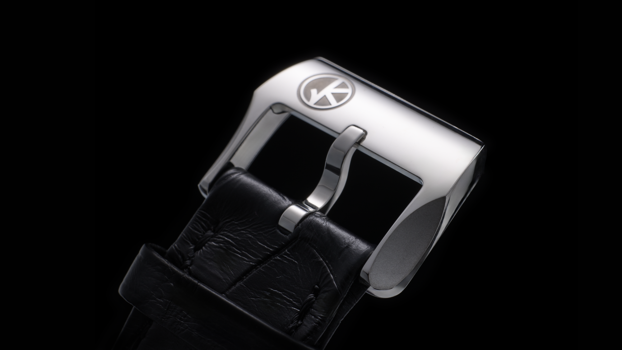 GKO DROP² steel buckle engraved with the GKO logo on black alligator strap
