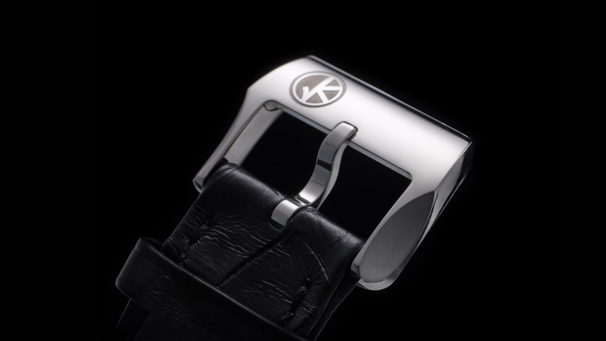 GKO DROP² steel buckle engraved with the GKO logo on black alligator strap