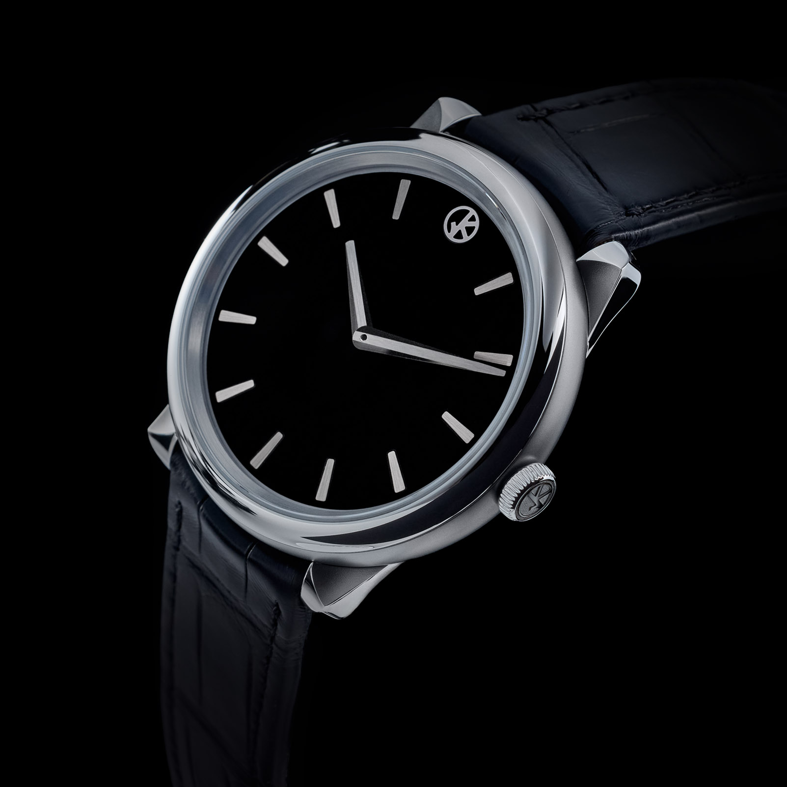 GKO DROP² Black Onyx, vista angolata con cassa in acciaio e cinturino alligatore