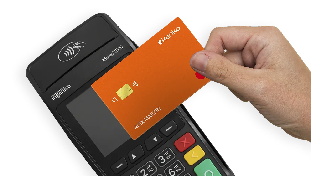 Main de paiement tenant une carte bancaire orange contactless au-dessus d'un terminal Ingenico Move/2500.
