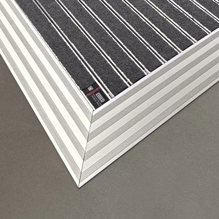 Surface-mounted mat with ramp profile edge
