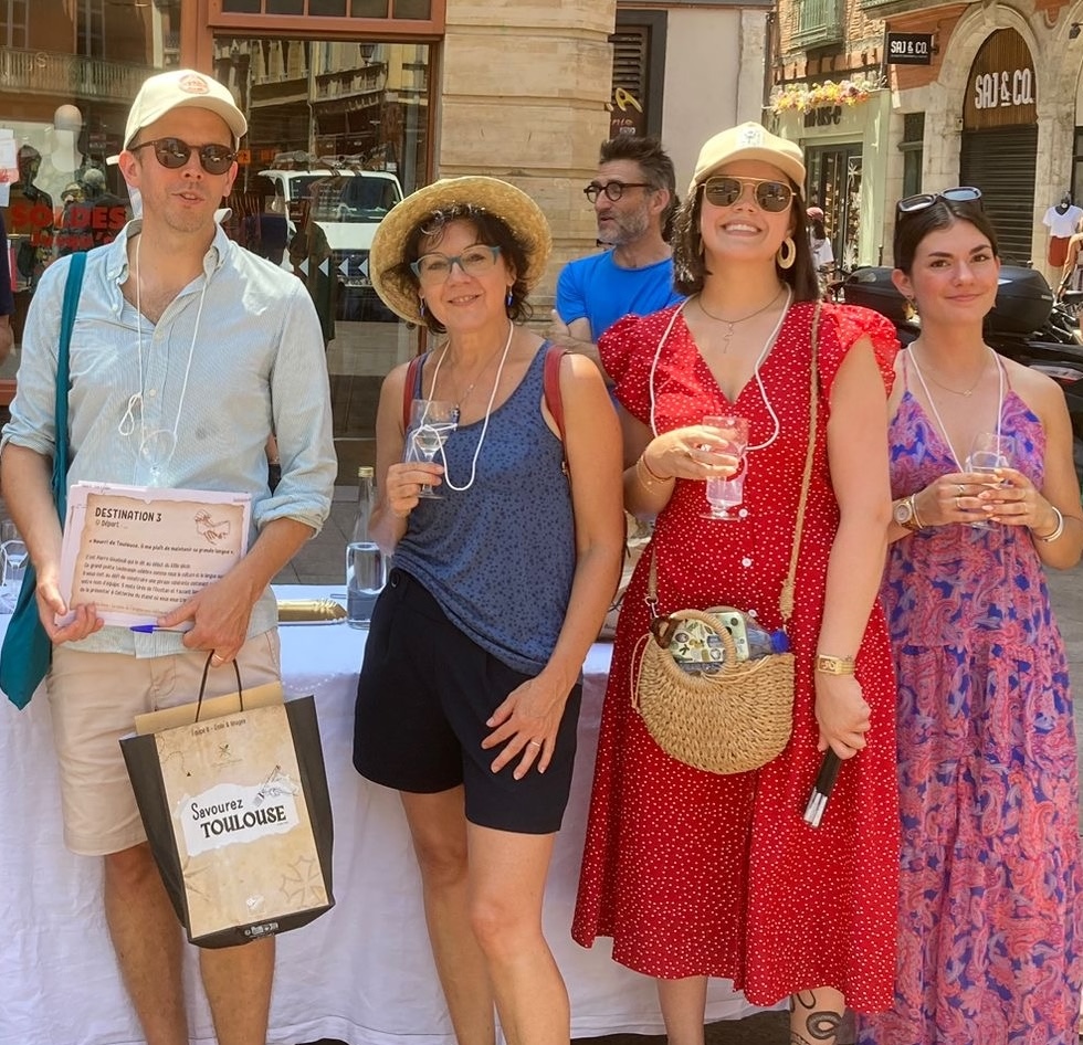 Équipe participante à "Savourez Toulouse" devant un stand