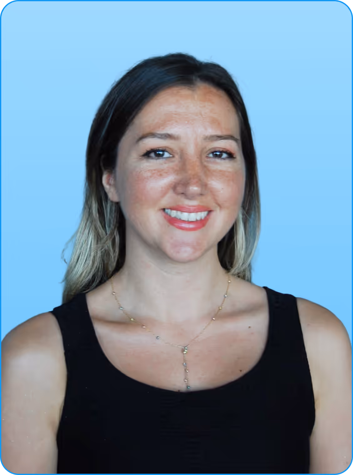 Gülümseyen, siyah bluz giymiş açık tenli, açık kahverengi saçlı kadın, mavi degrade arka plan önünde.