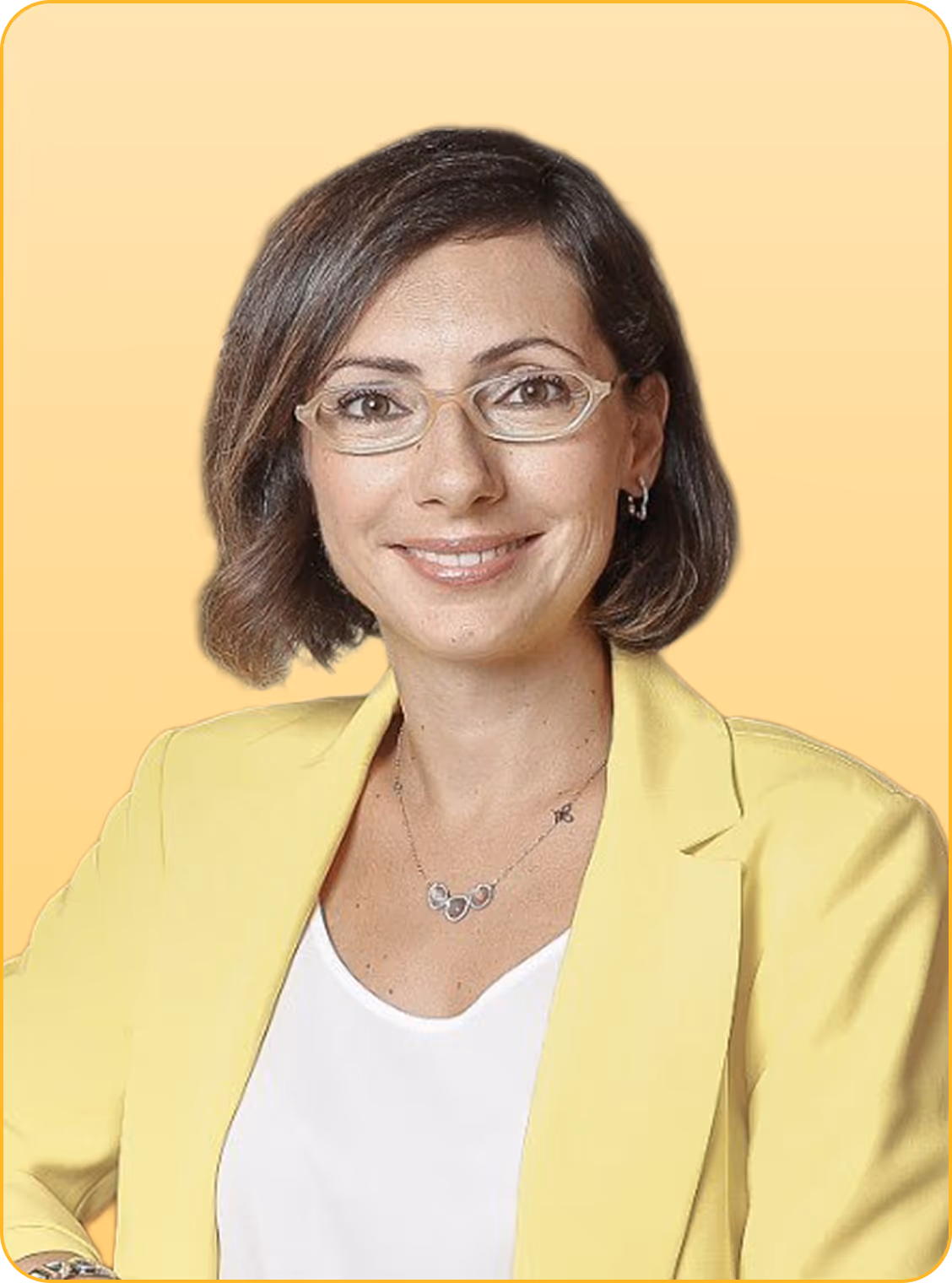Sarı ceket ve beyaz bluz giymiş, gözlük takan, kısa koyu kahverengi saçlı gülümseyen kadın portresi.