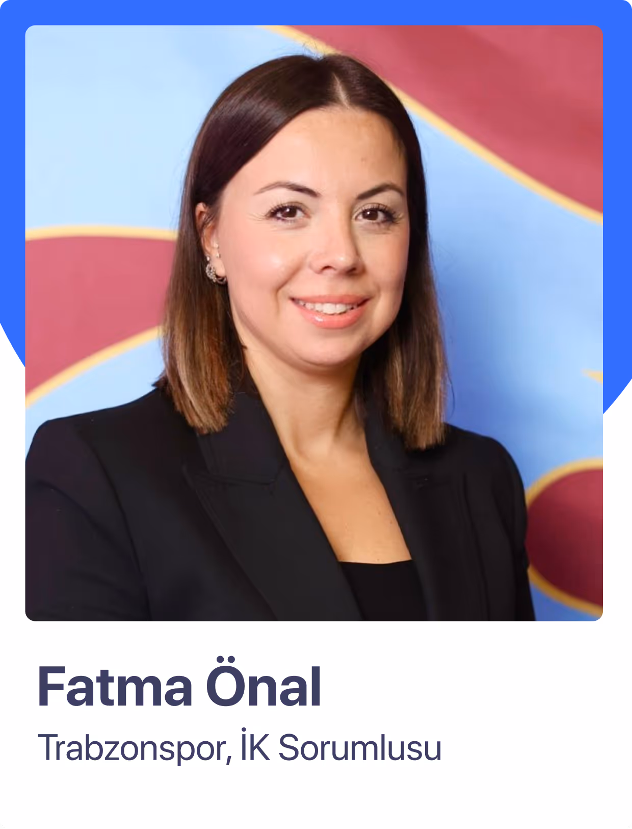 Gülümseyen, koyu renk ceket giymiş, orta uzunlukta kahverengi saçlı Fatma Önal portresi.