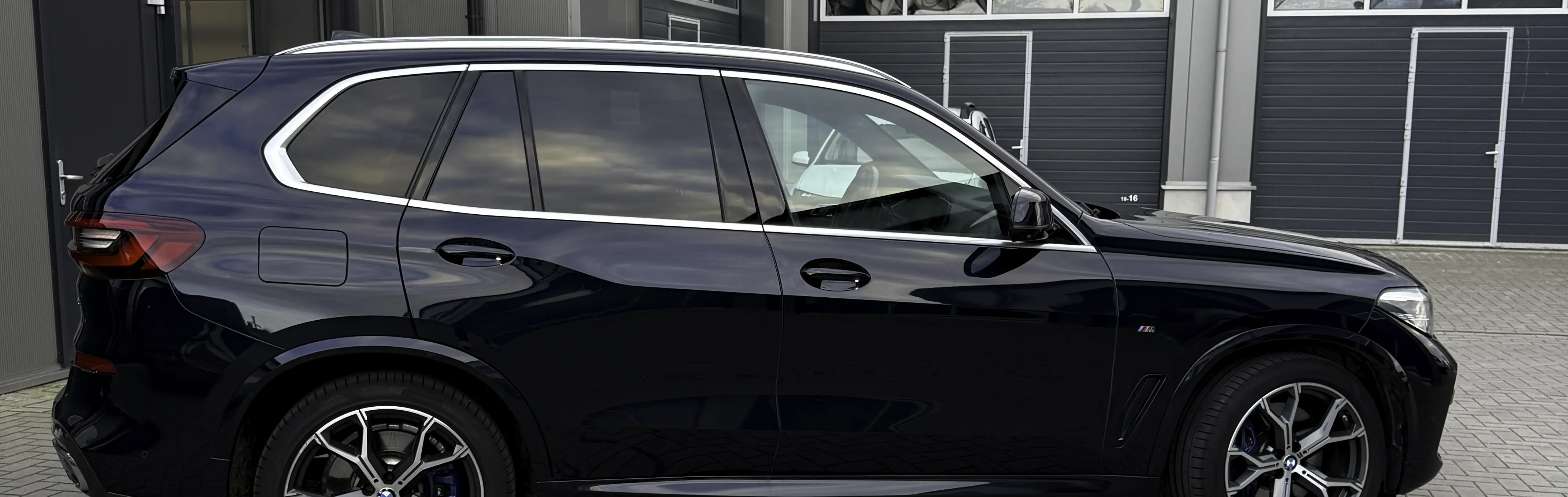 Geblindeerde autoruiten op een BMW X5, uitgevoerd door Pieter Plakt