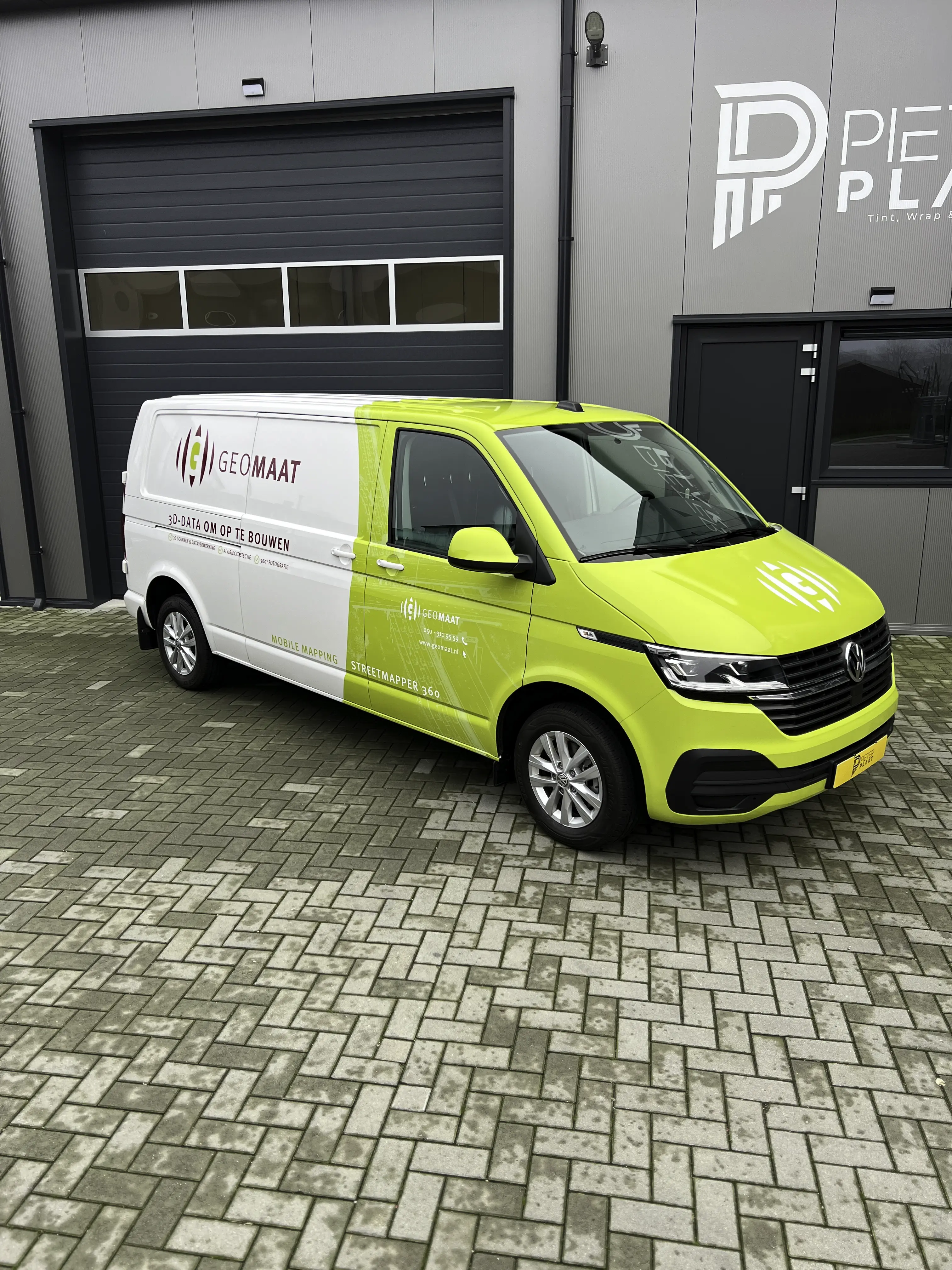Voertuigbelettering op een Geomaat Streetmapper, uitgevoerd door Pieter Plakt