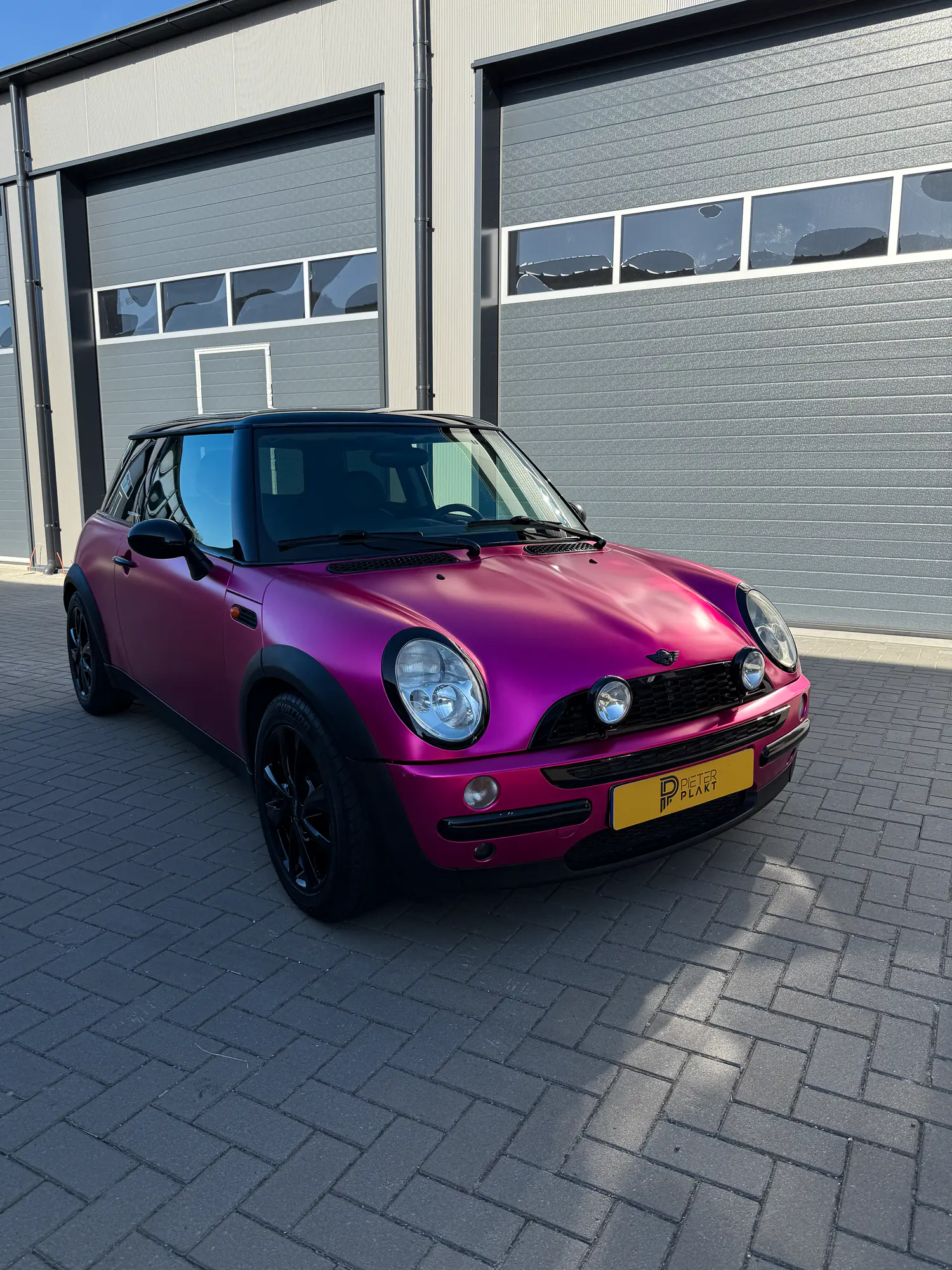 Mini Cooper volledig gewrapt in Teckwrap Satin Chrome Hot Pink door Pieter Plakt