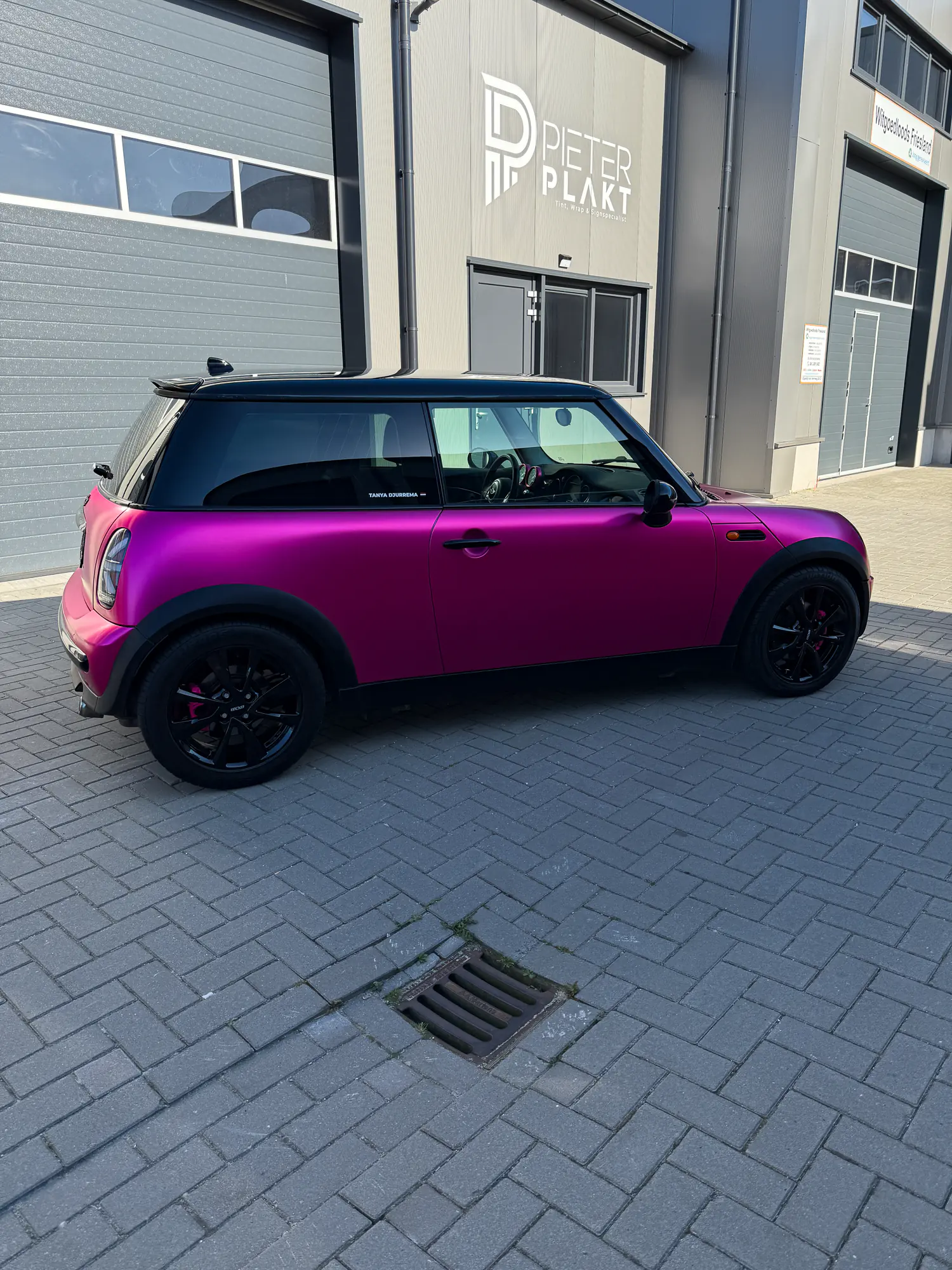 Mini Cooper met Teckwrap Satin Chrome Hot Pink, vooraanzicht