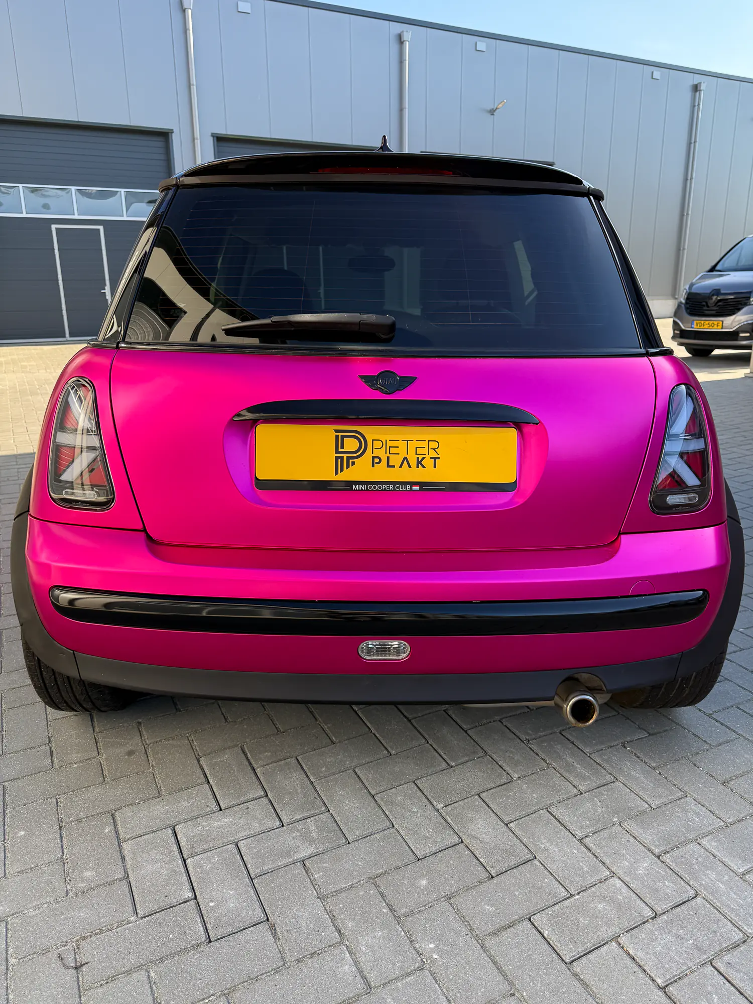 Mini Cooper na het wrappen in Teckwrap Satin Chrome Hot Pink