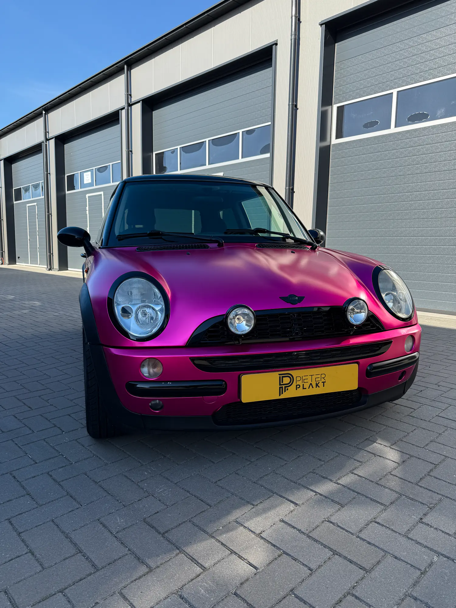 Gewrapte Mini Cooper in satijnchroom roze, zijaanzicht