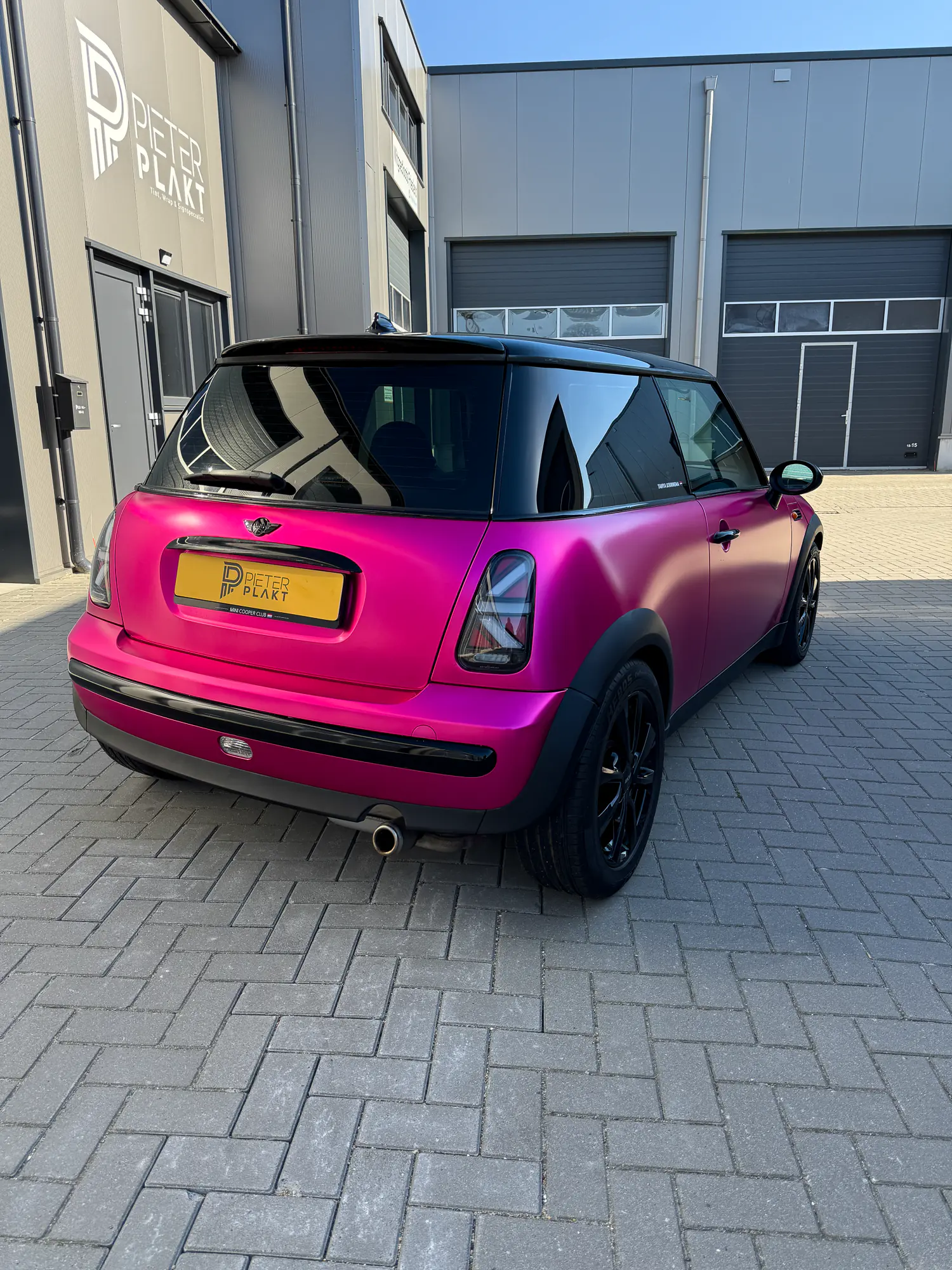 Gewrapte Mini Cooper in satijnchroom roze, achterzijde
