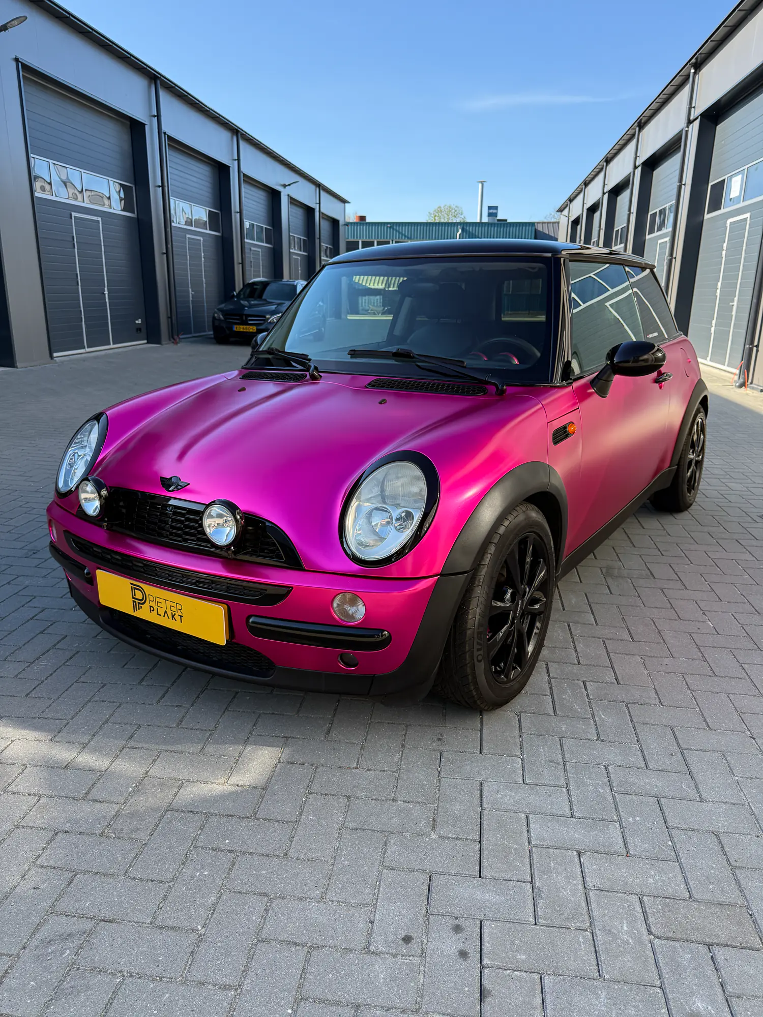 Kleurwissel Mini Cooper met Teckwrap Satin Chrome Hot Pink