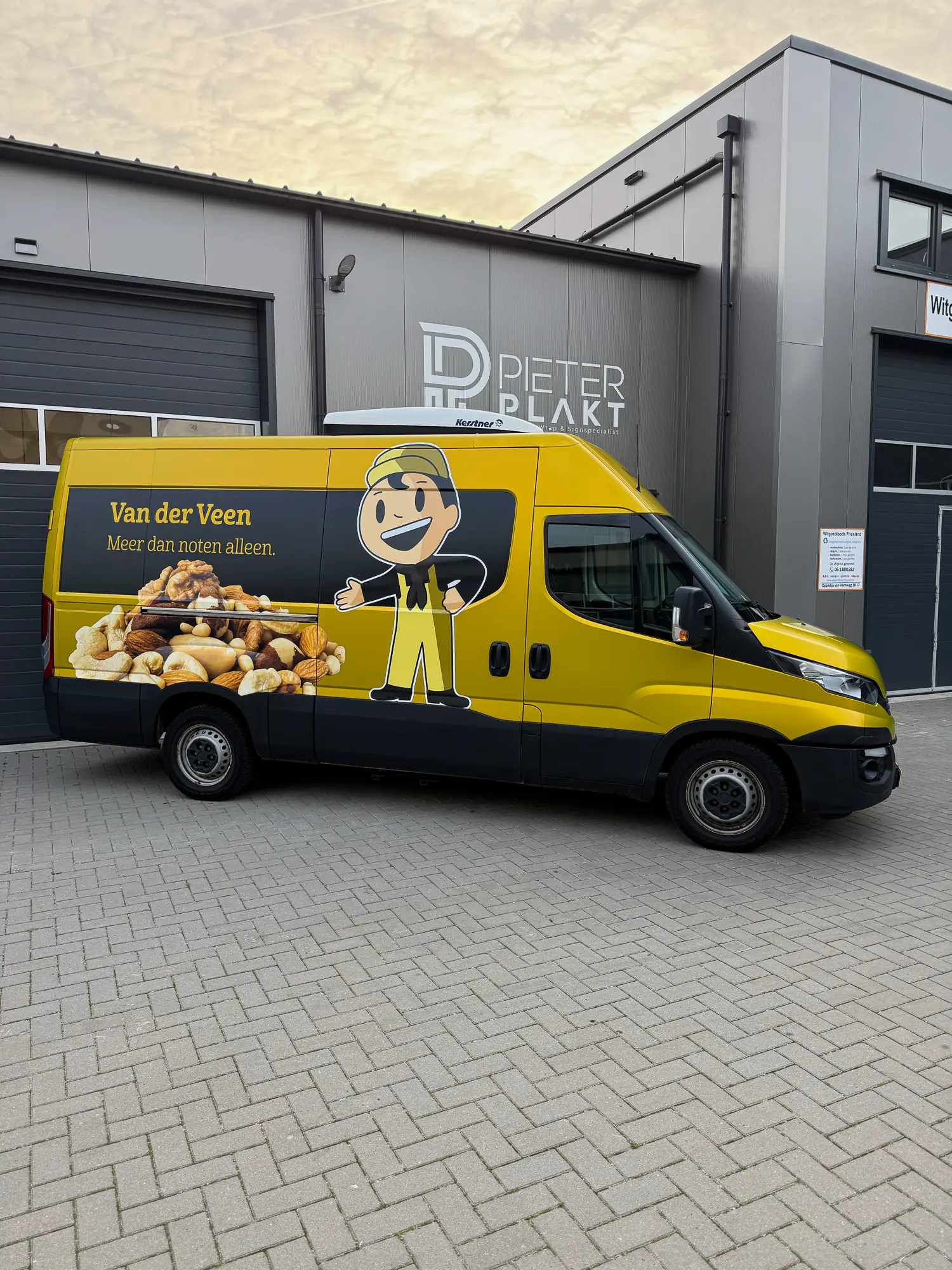Volledig gewrapte Iveco Daily van Van der Veen Kaas, driekwart aanzicht