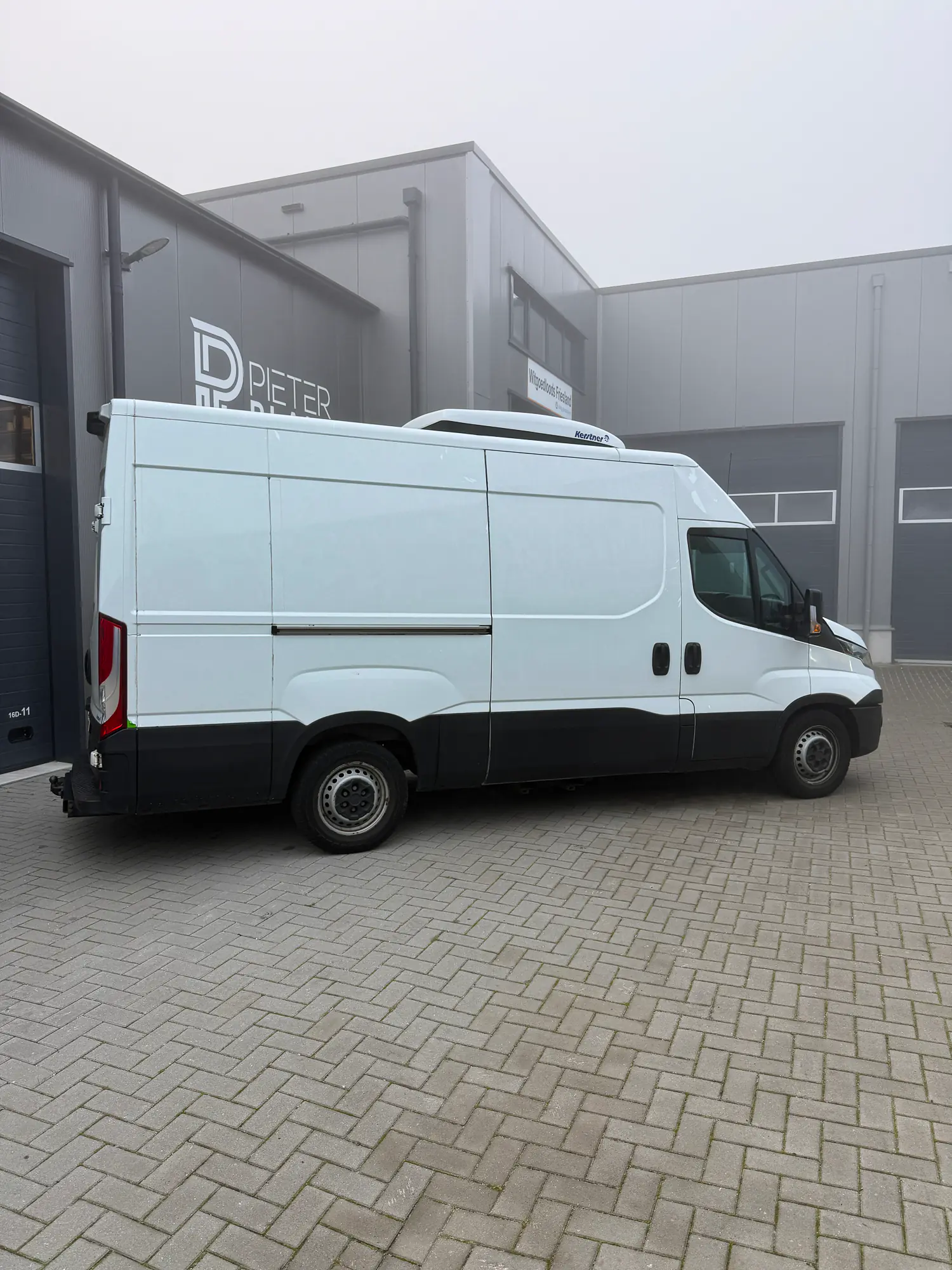 Gewrapte Iveco Daily in satijn geel, zijaanzicht