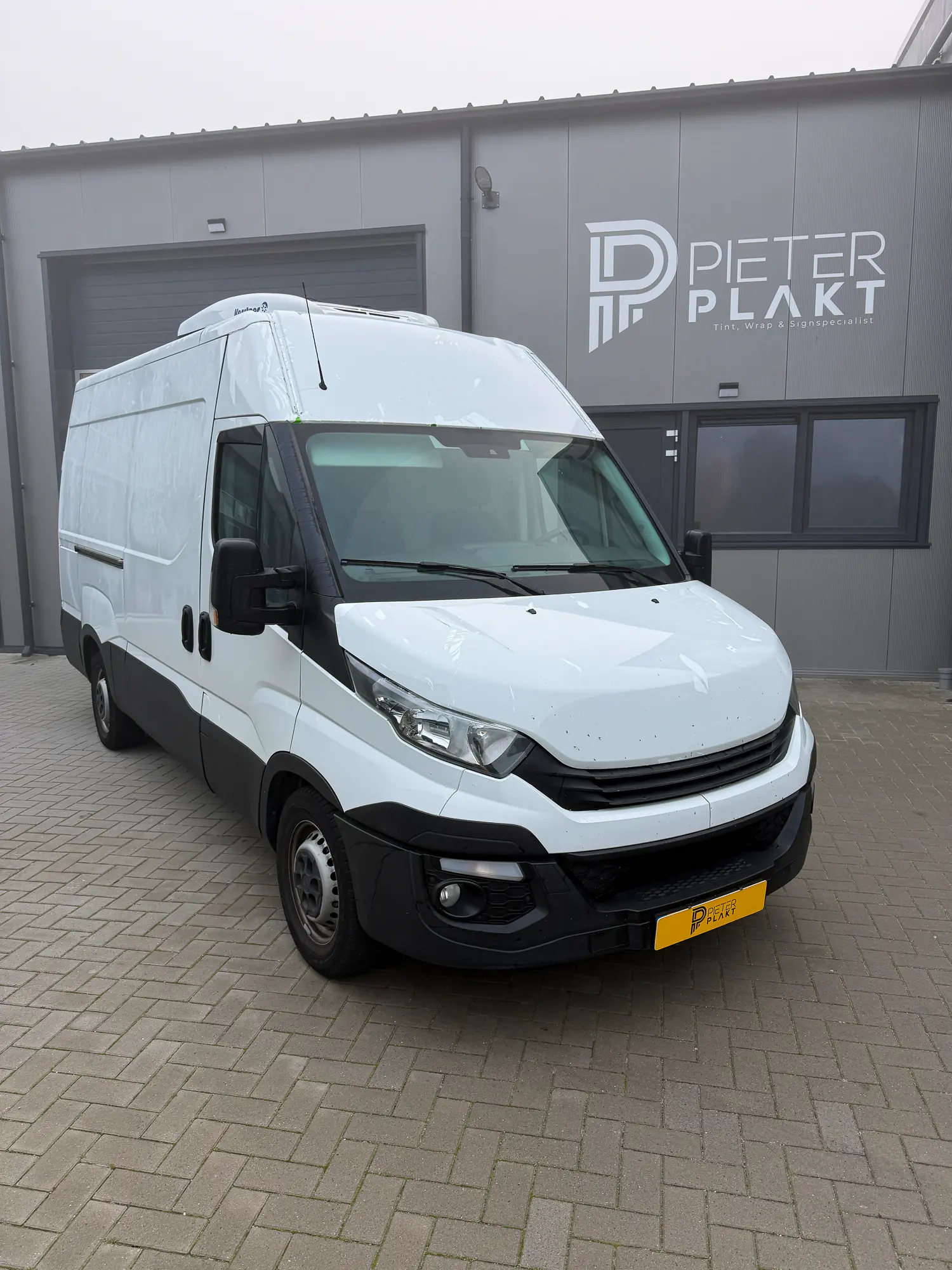 Bedrijfswagen Van der Veen Kaas in huisstijlkleur gewrapt