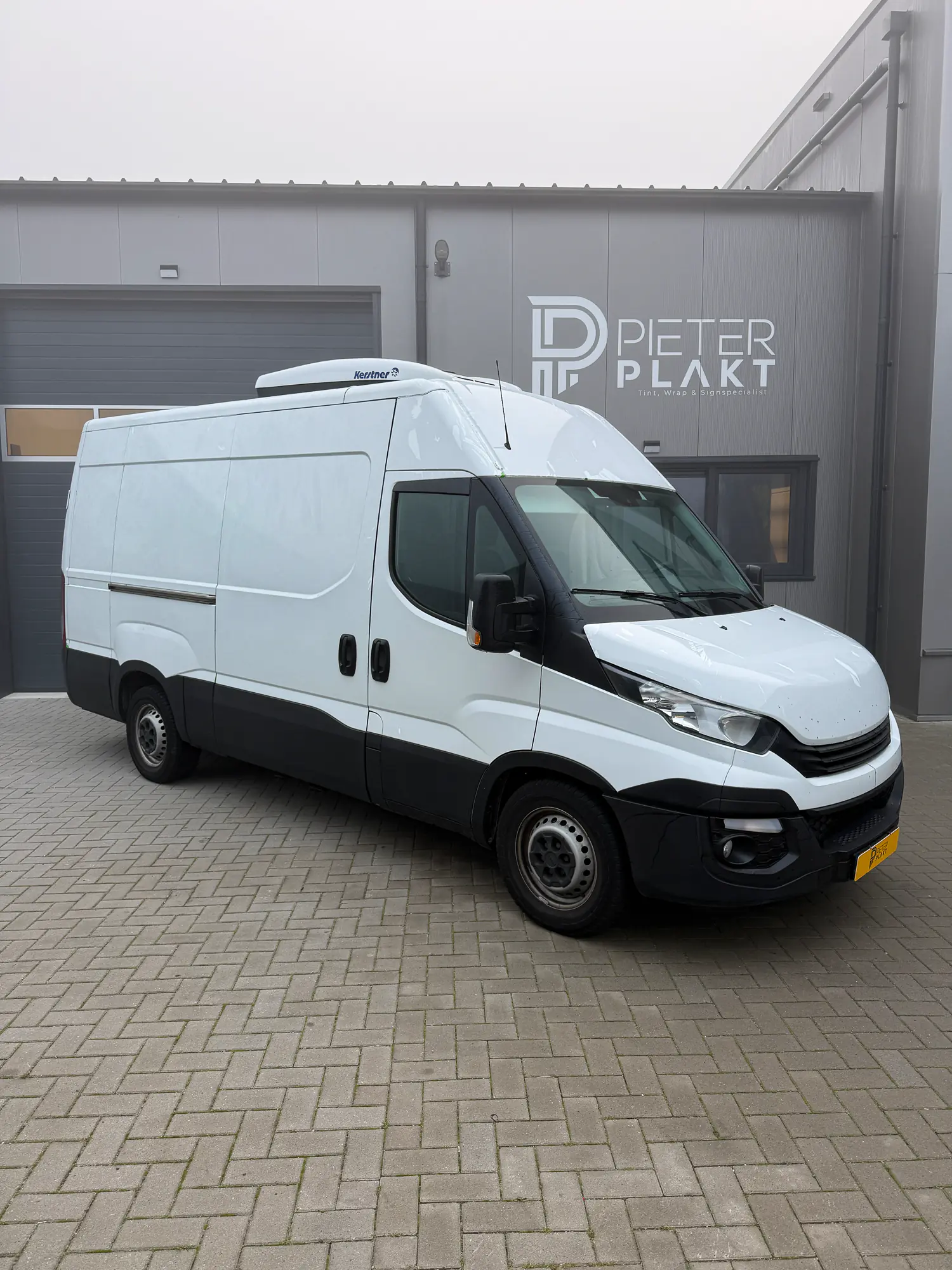 Iveco Daily met 3M 2080 Satin Bitter Yellow, vooraanzicht