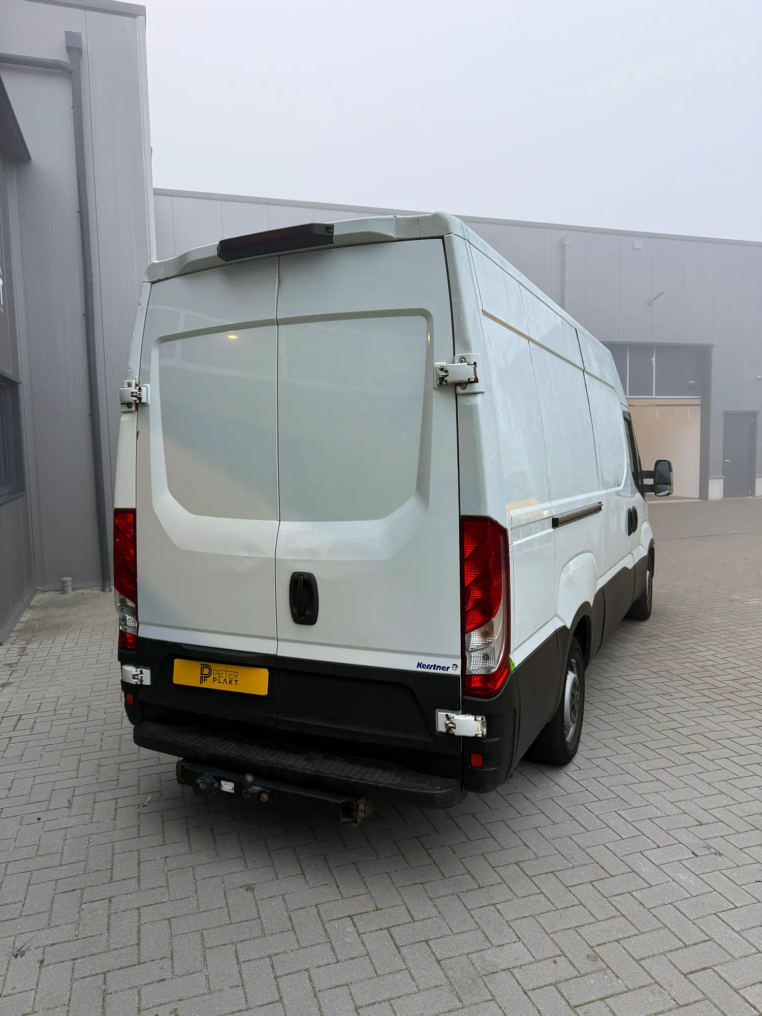 Iveco Daily van Van der Veen Kaas volledig gewrapt in 3M 2080 Satin Bitter Yellow