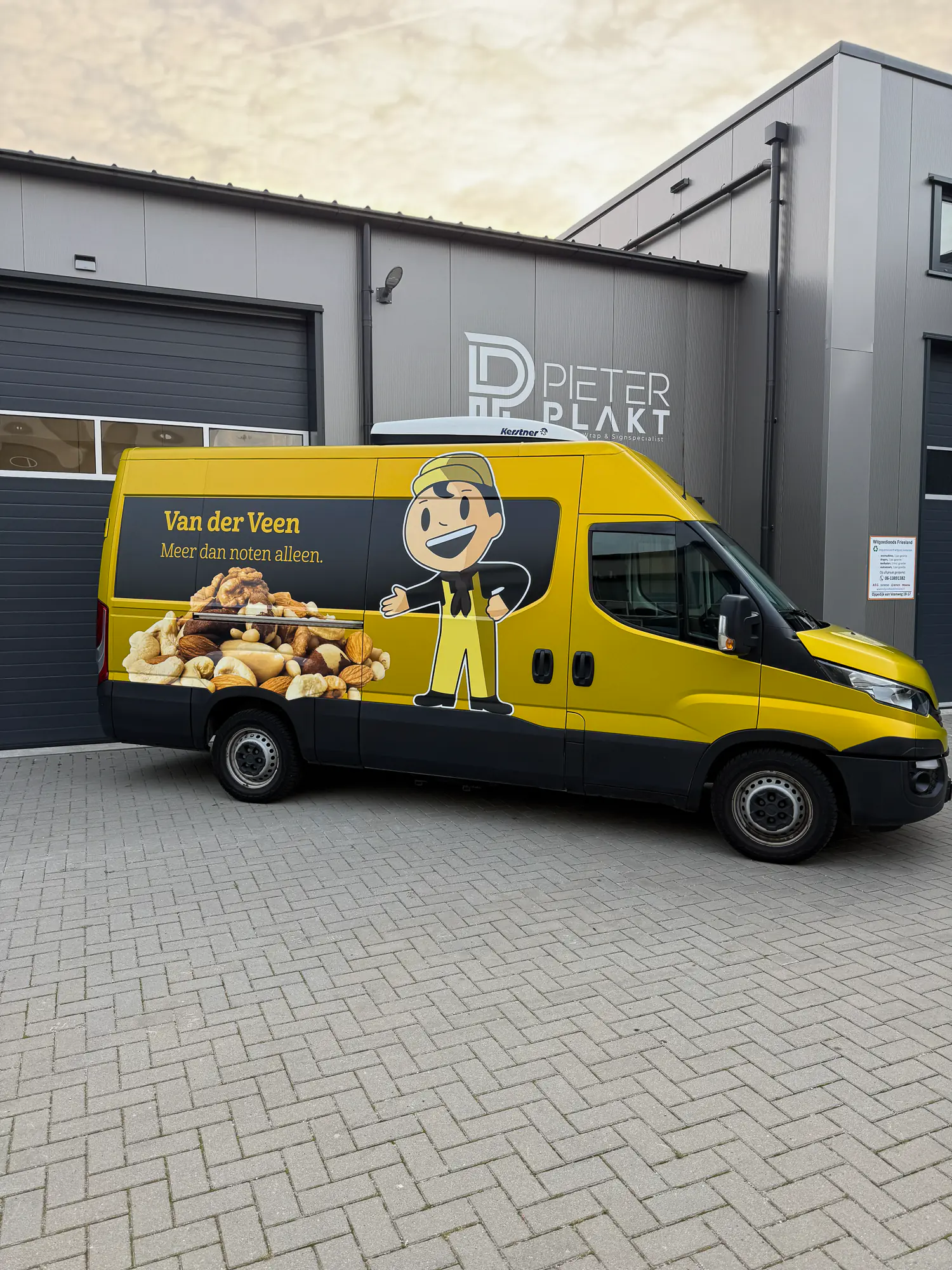 Iveco Daily in satijn geel, achterzijde