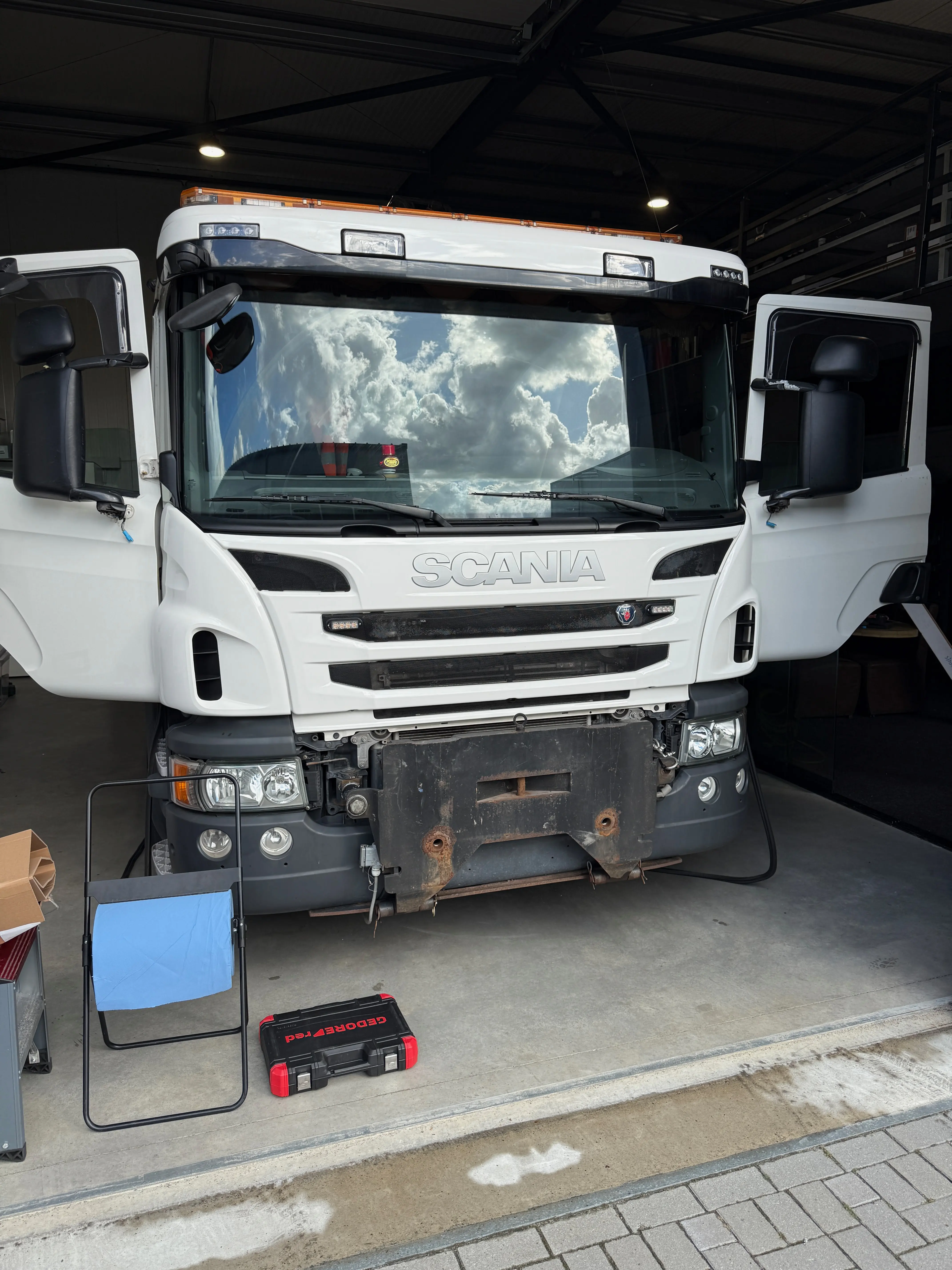 Het aanbrengen van wrapfolie op de cabine van de Scania