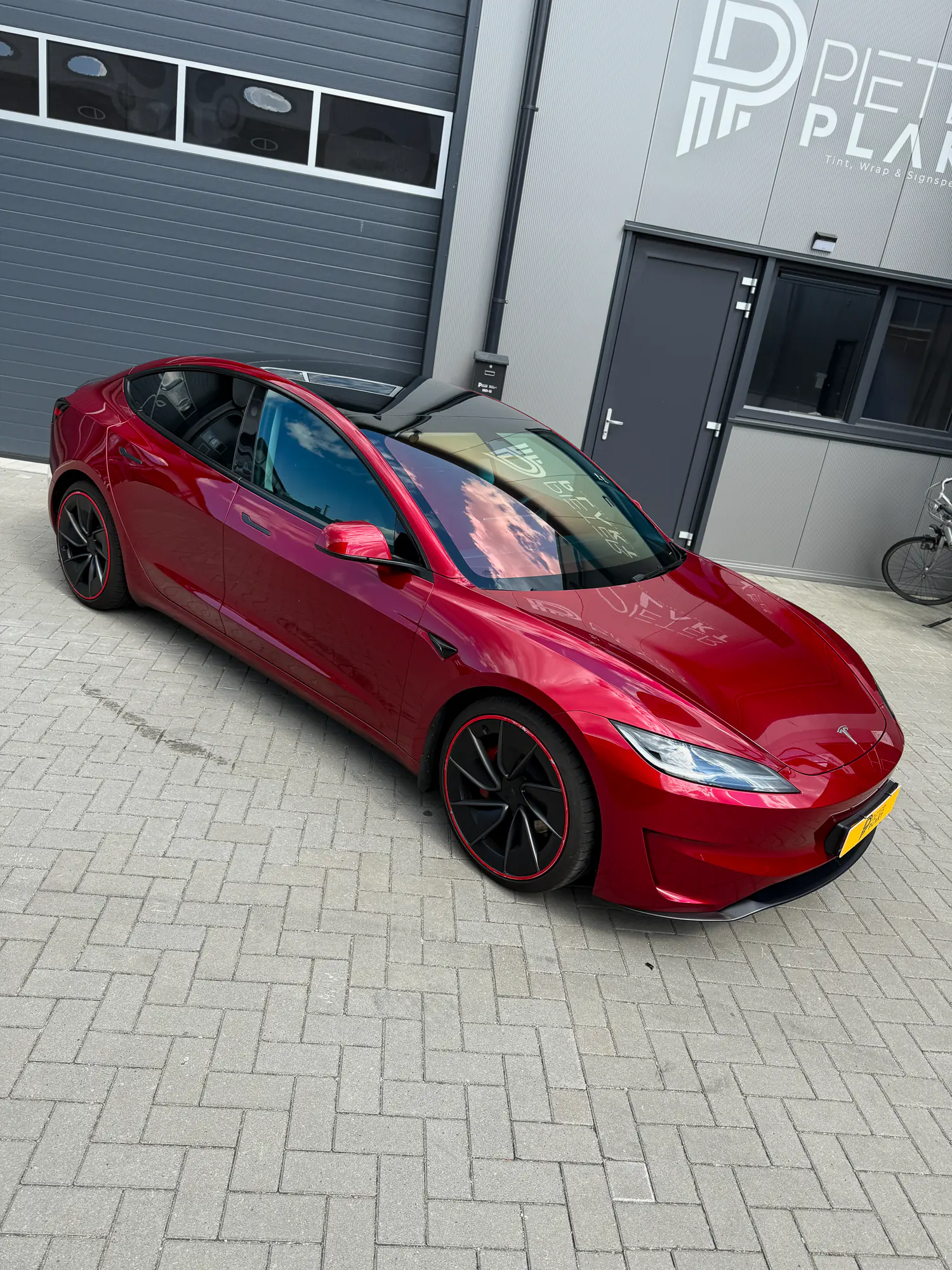 Tesla Model 3 volledig geblindeerd door Pieter Plakt in Burgum