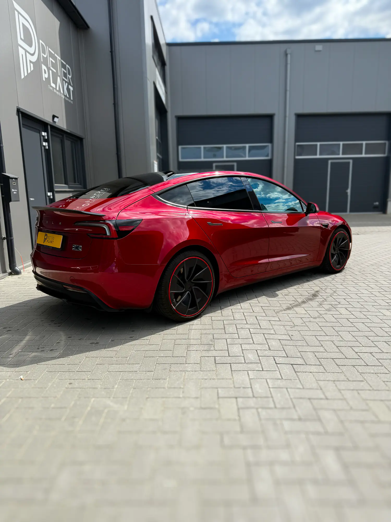 Aanbrengen van keramische DOT-Matrix Windowfilm op een zijruit van de Tesla Model 3