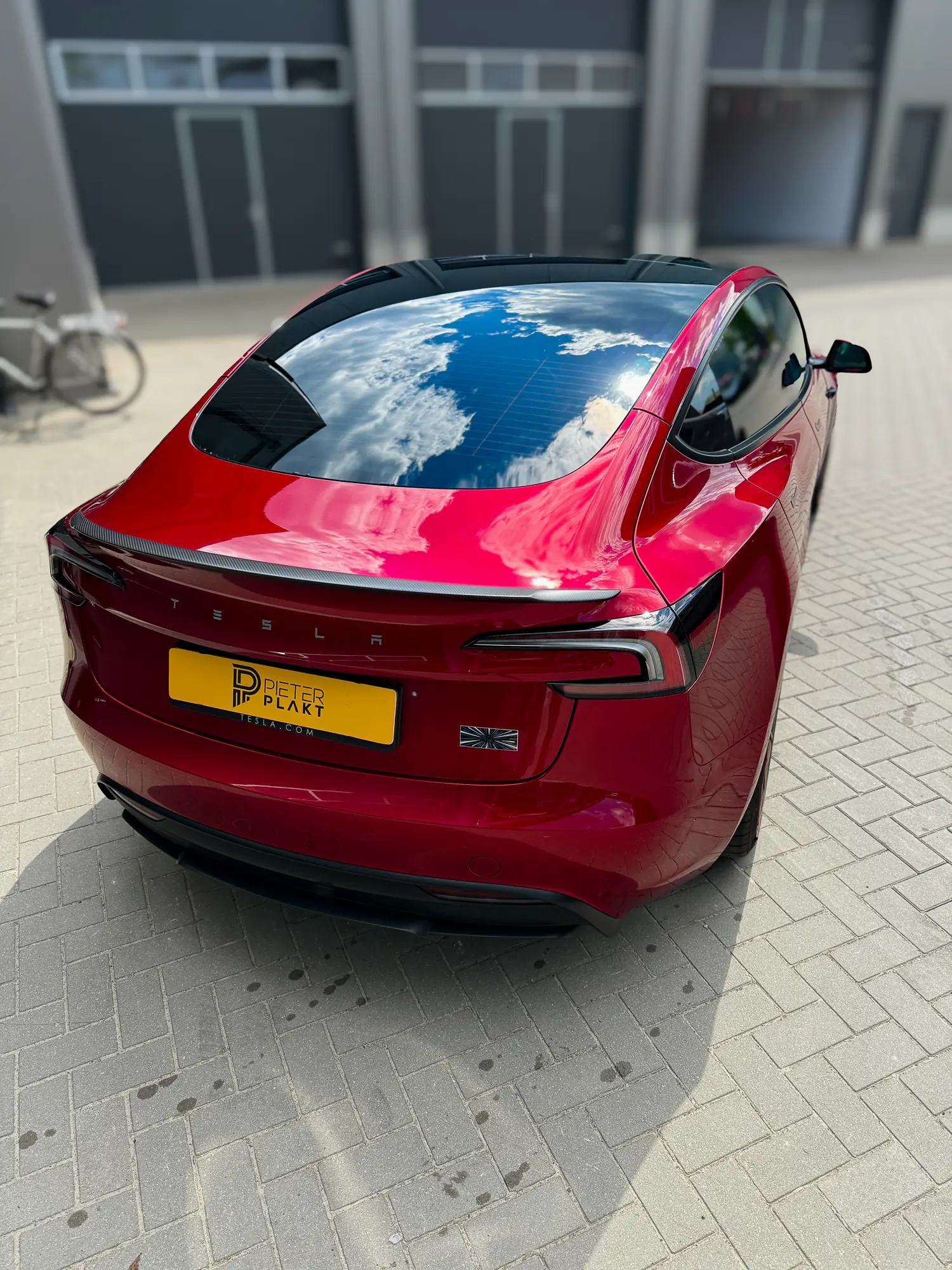 Tesla Model 3 tijdens het blinderen van de ruiten in de werkplaats van Pieter Plakt