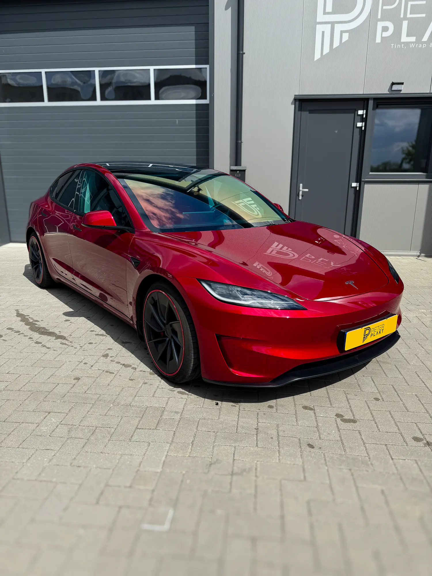Voorruit van de Tesla Model 3 met Sunset Orange chameleon film