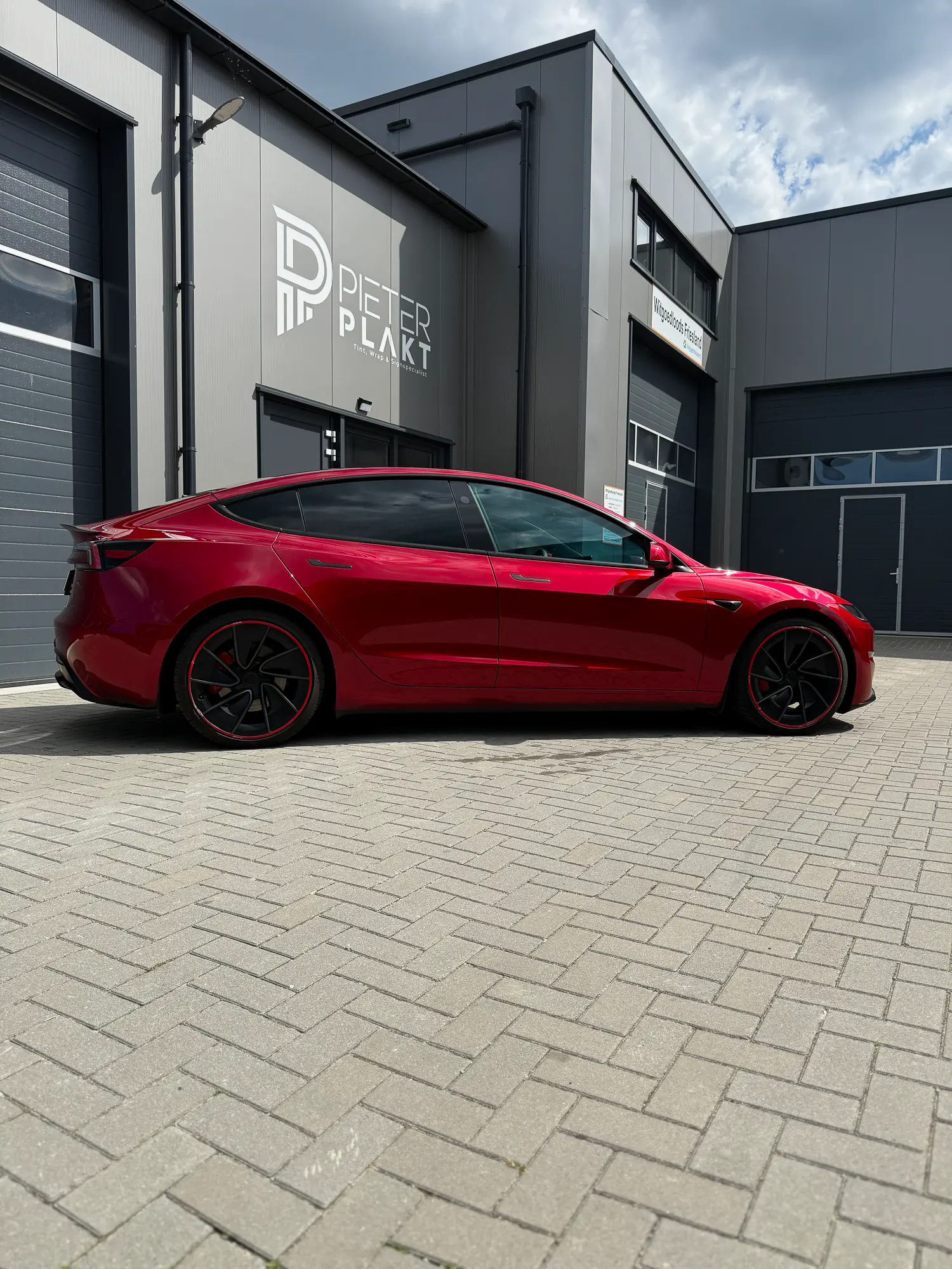 Zijaanzicht van de geblindeerde Tesla Model 3