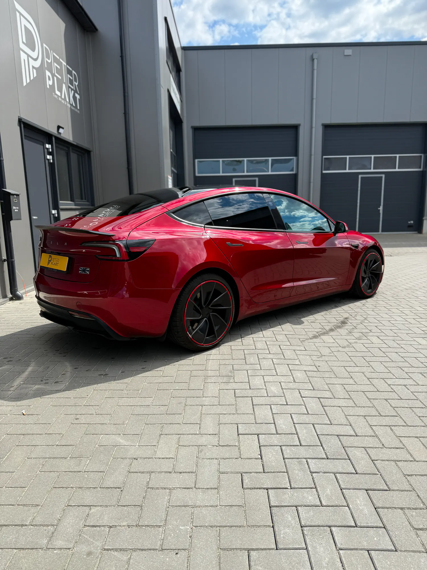 Geblindeerde zijruit van de Tesla Model 3 met 70% lichtdoorlatende keramische folie